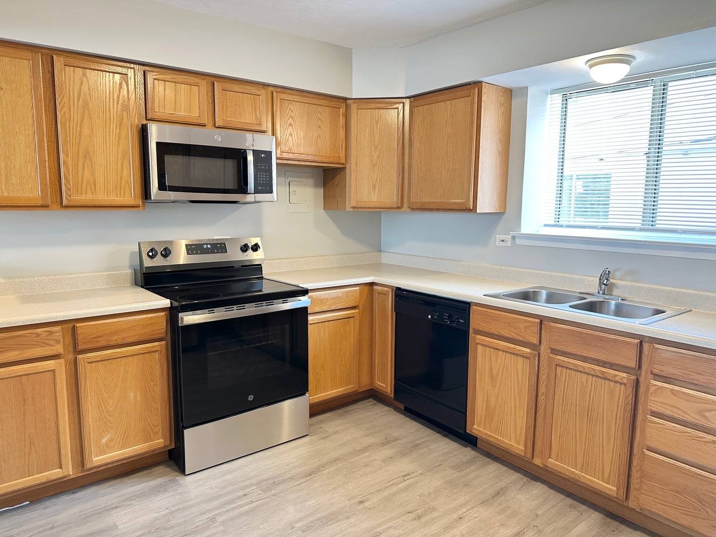 1003 TAFT AVE #2A, Wheaton, IL 60187