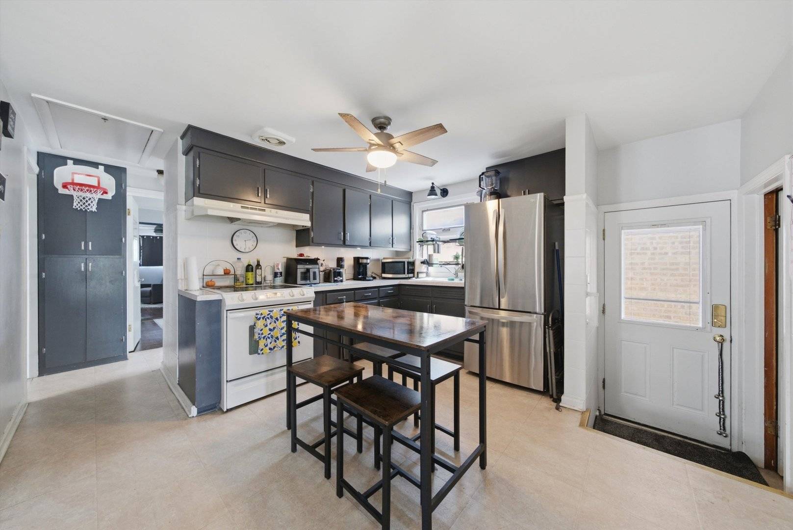 5231 S Meade AVE, Chicago, IL 60638