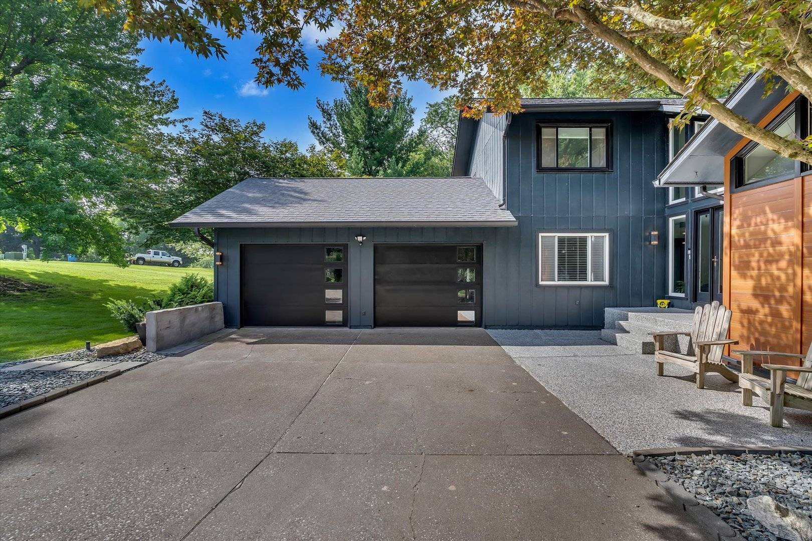 15 Valley View DR, Blue Grass, IA 52726