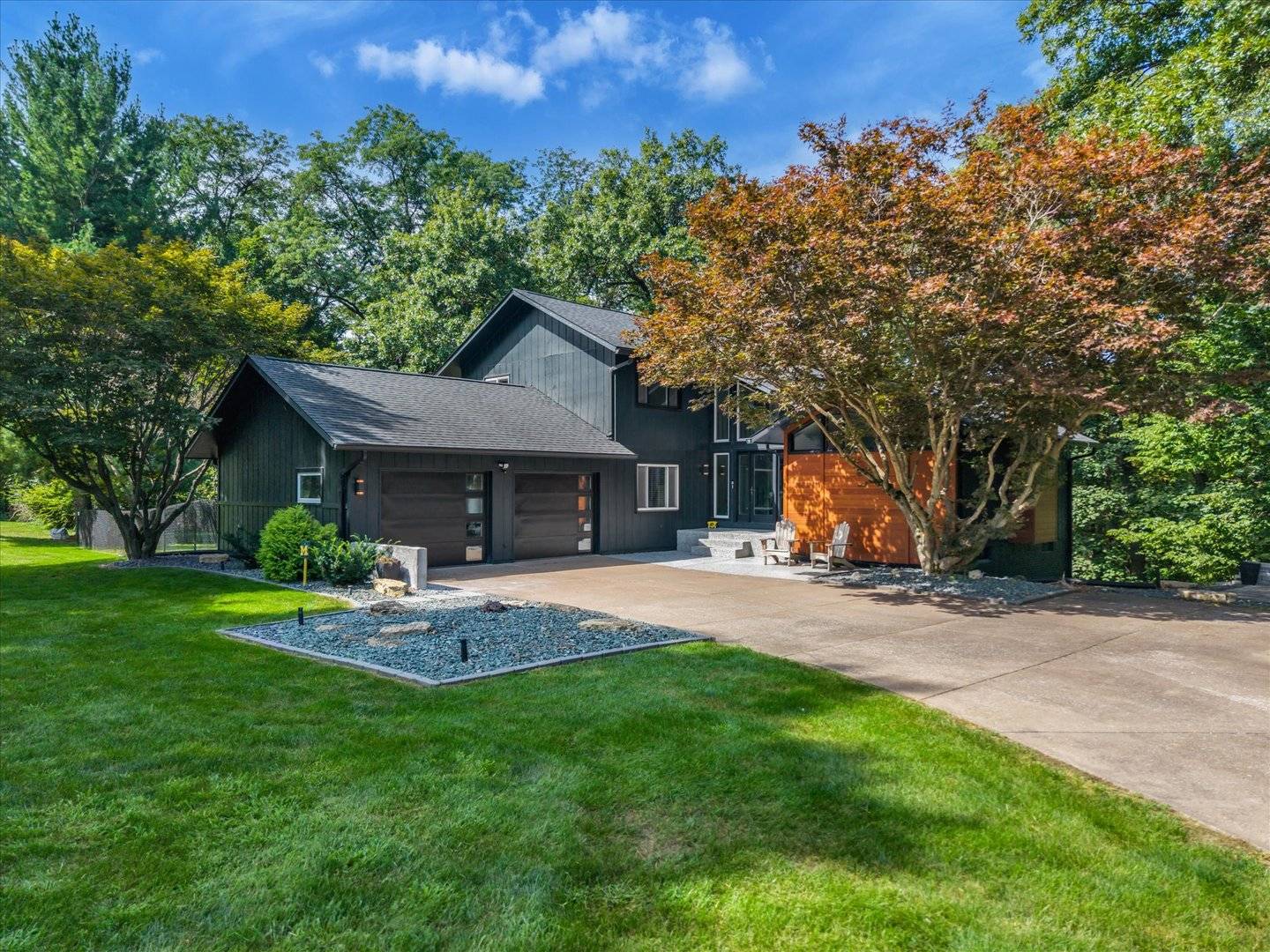 15 Valley View DR, Blue Grass, IA 52726