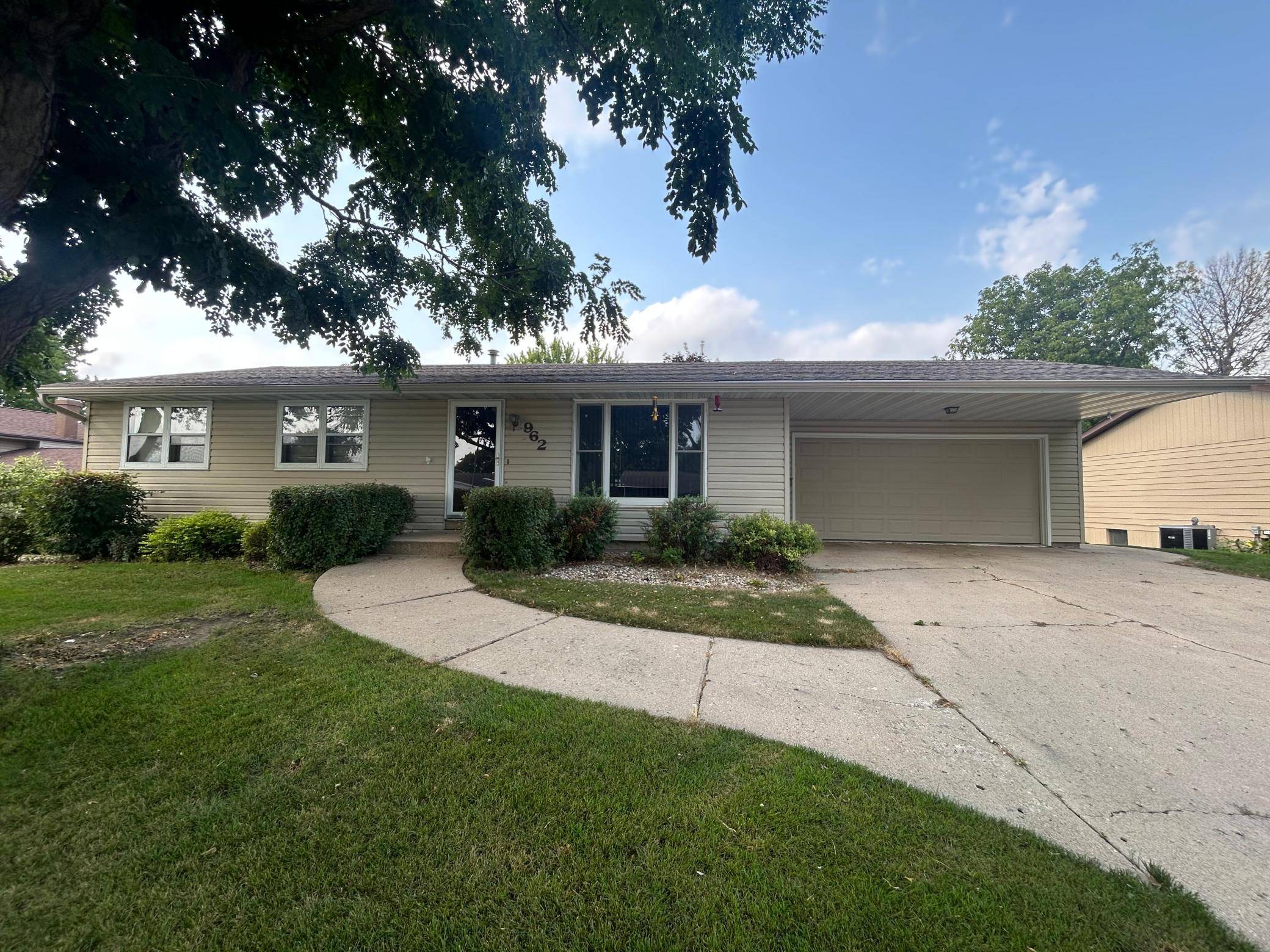962 Miles DR, Worthington, MN 56187