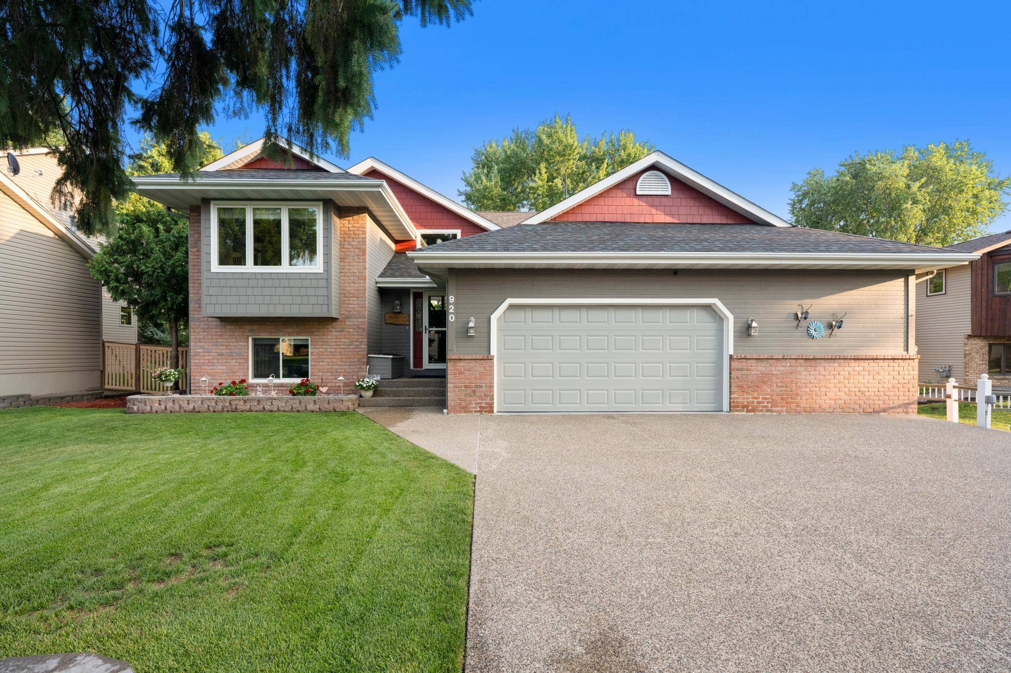 920 100th LN NE, Blaine, MN 55434