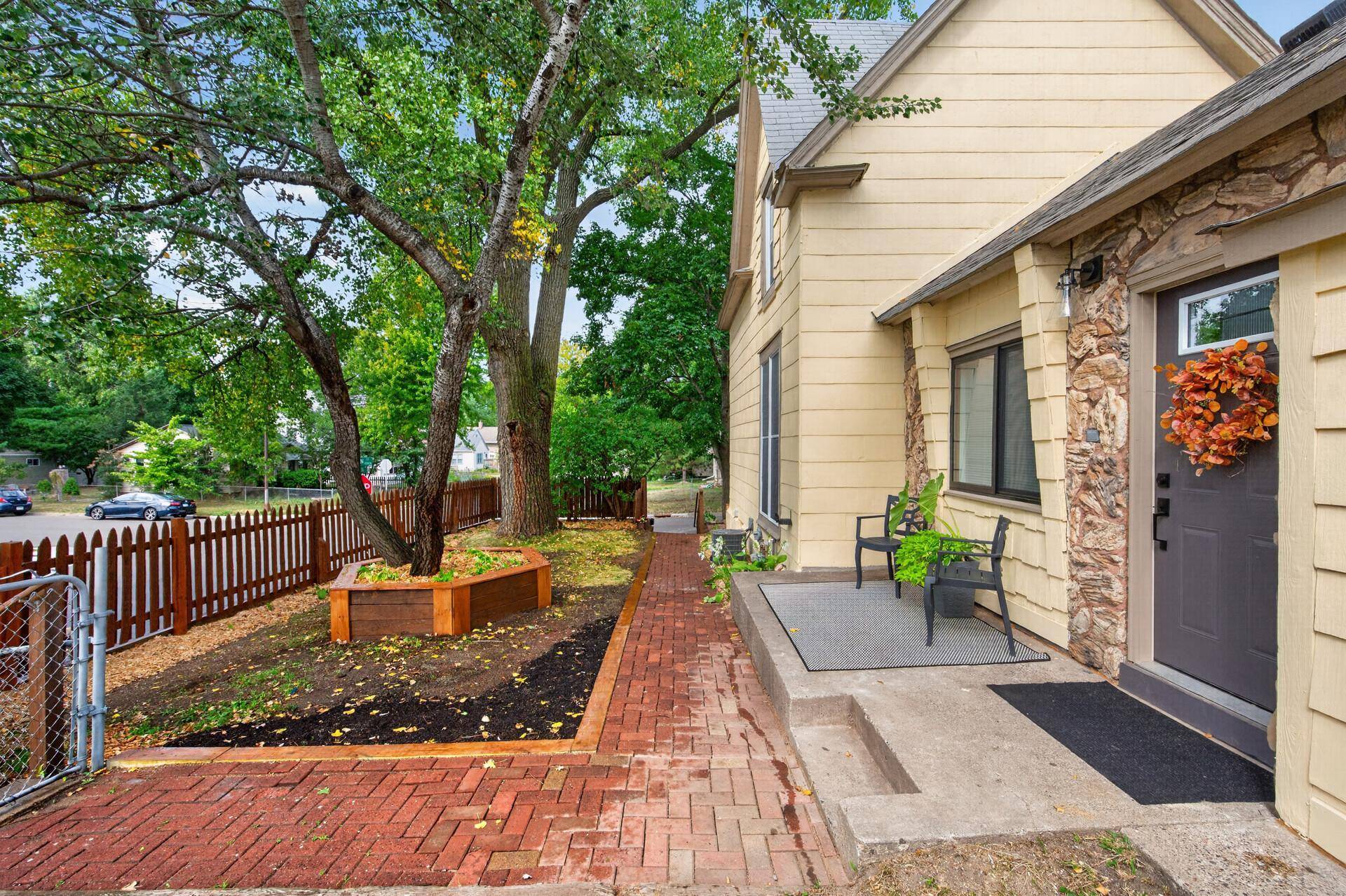 1084 Sylvan ST, Saint Paul, MN 55117