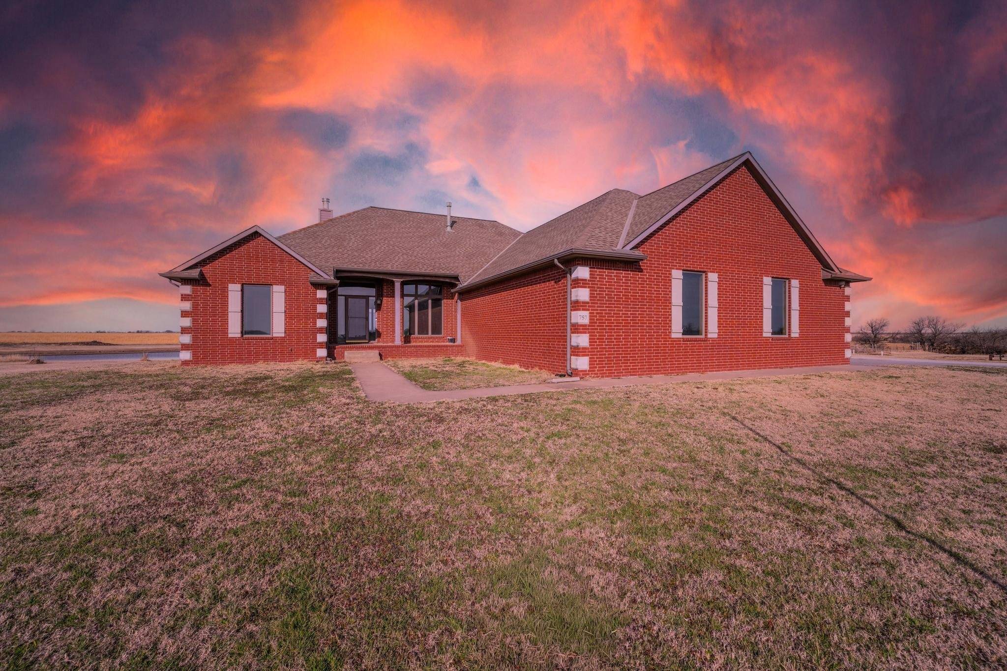 757 S Meridian Rd, Wellington, KS 67152