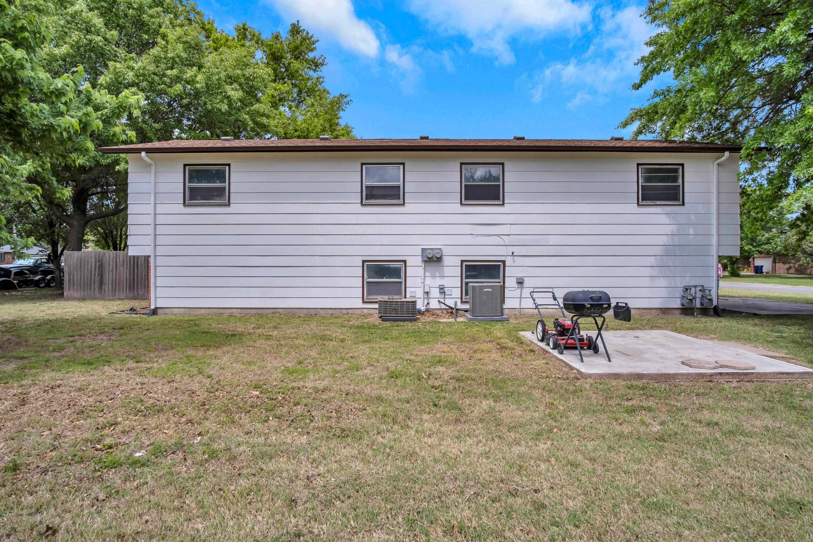 701-703 W 17th St, Newton, KS 67114