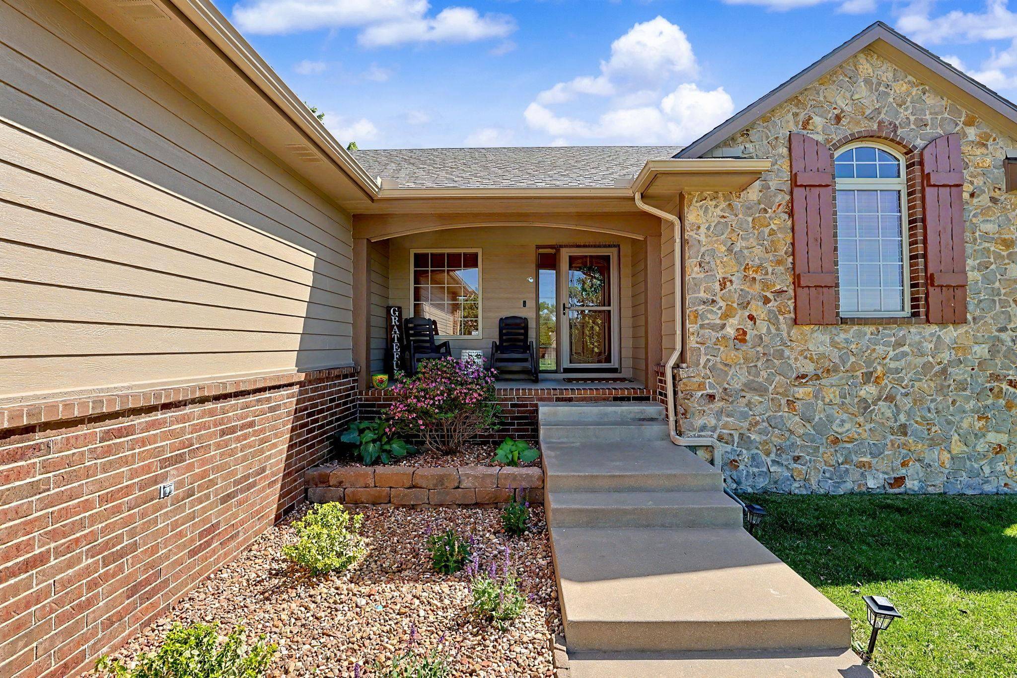 2113 N Walnut Creek Dr, Derby, KS 67037