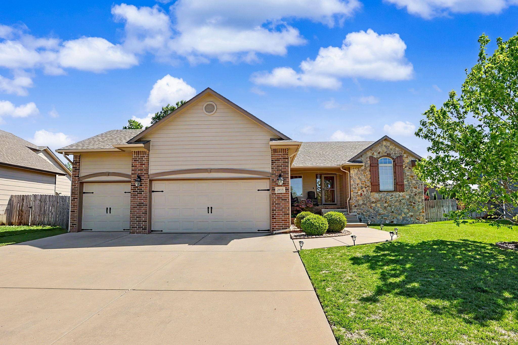 2113 N Walnut Creek Dr, Derby, KS 67037