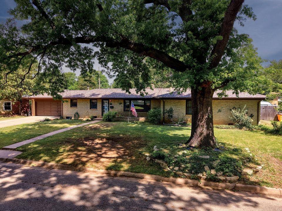1810 E 13th Ave, Winfield, KS 67156