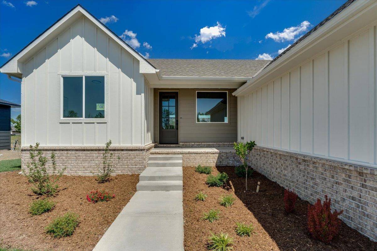 8884 E Bradford St, Wichita, KS 67210