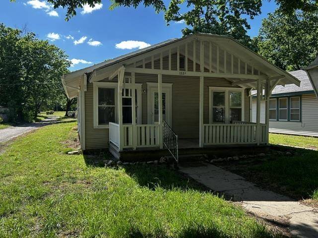 1221 N 4TH, Arkansas City, KS 67005