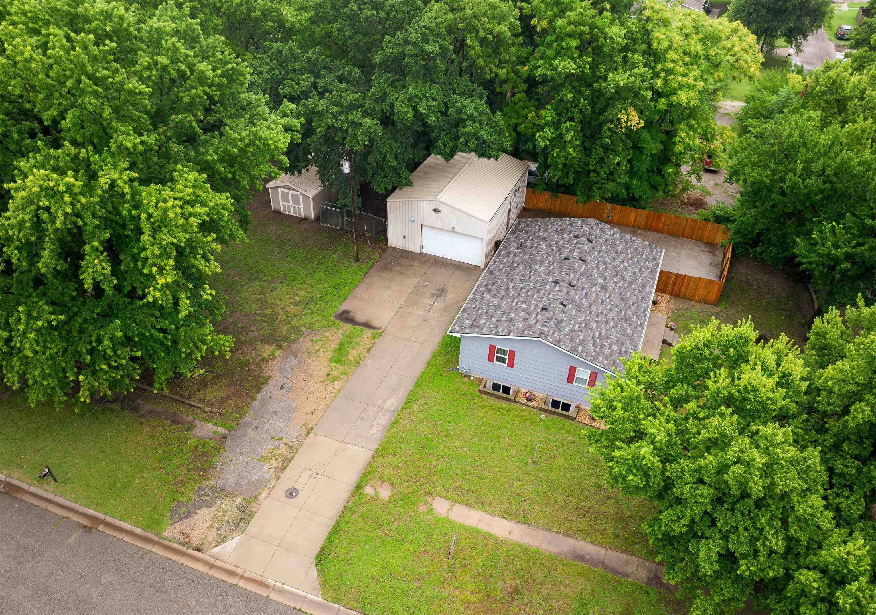 618 NW 8th St, Abilene, KS 67410