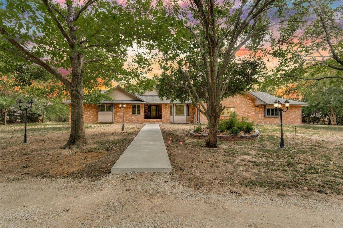 321 Chisholm Rd, Inman, KS 67546