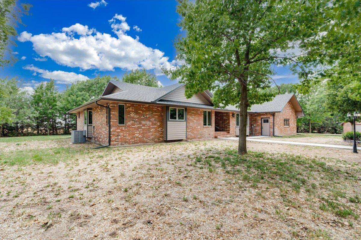 321 Chisholm Rd, Inman, KS 67546