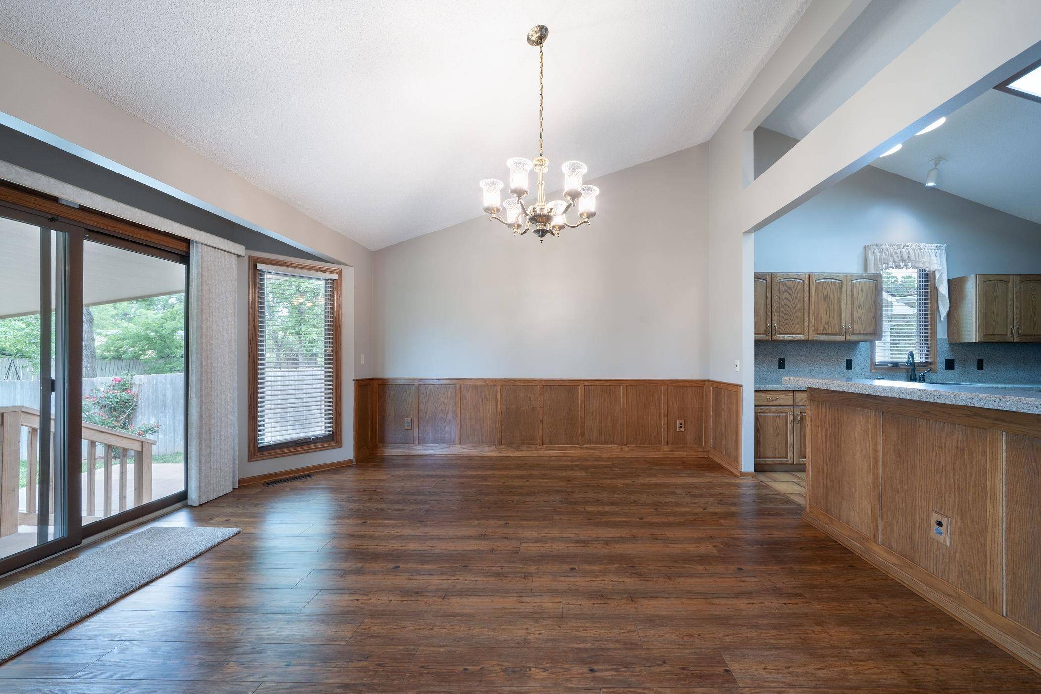 1607 N Woodridge Ct, Wichita, KS 67206