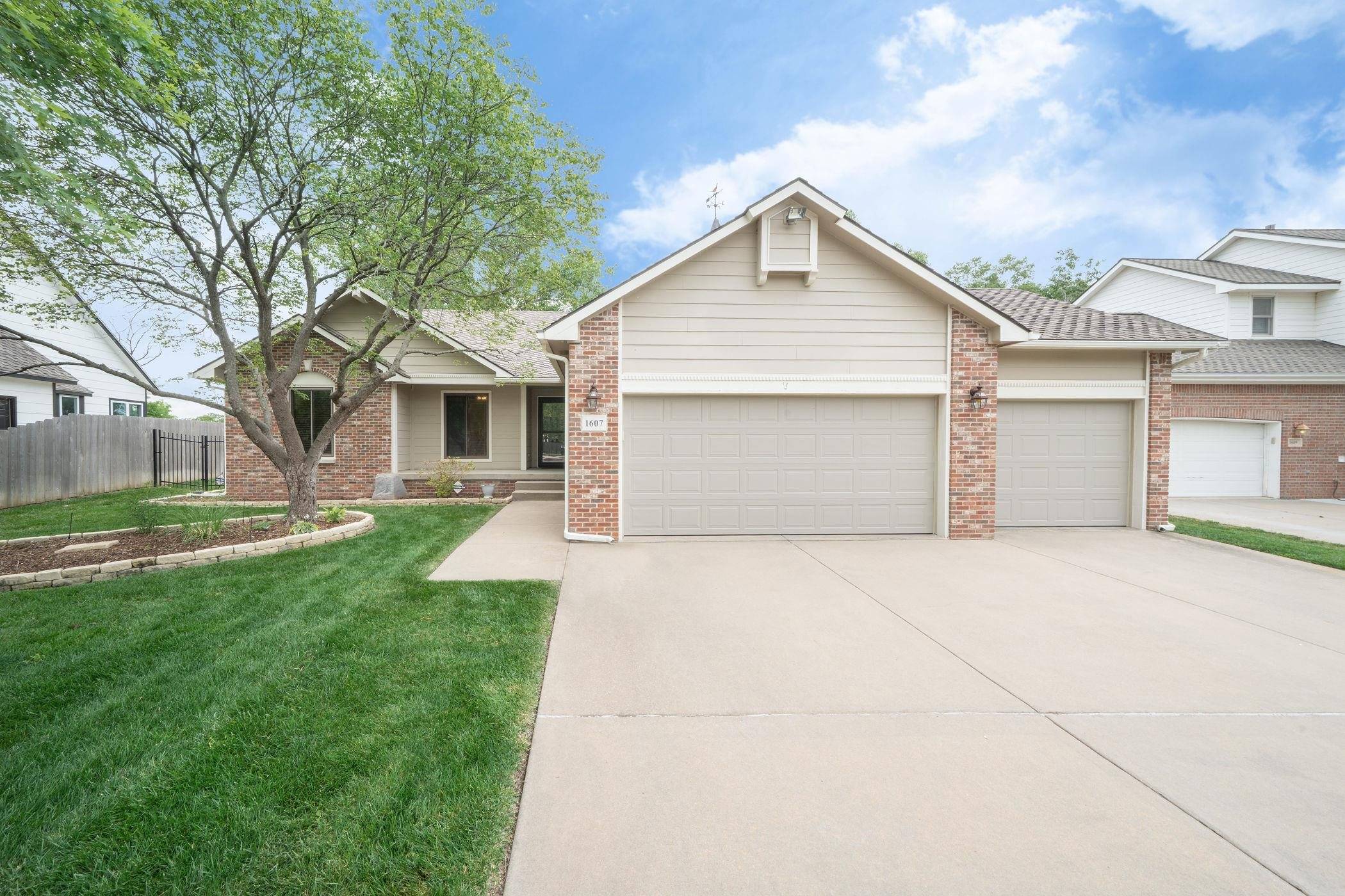 1607 N Woodridge Ct, Wichita, KS 67206