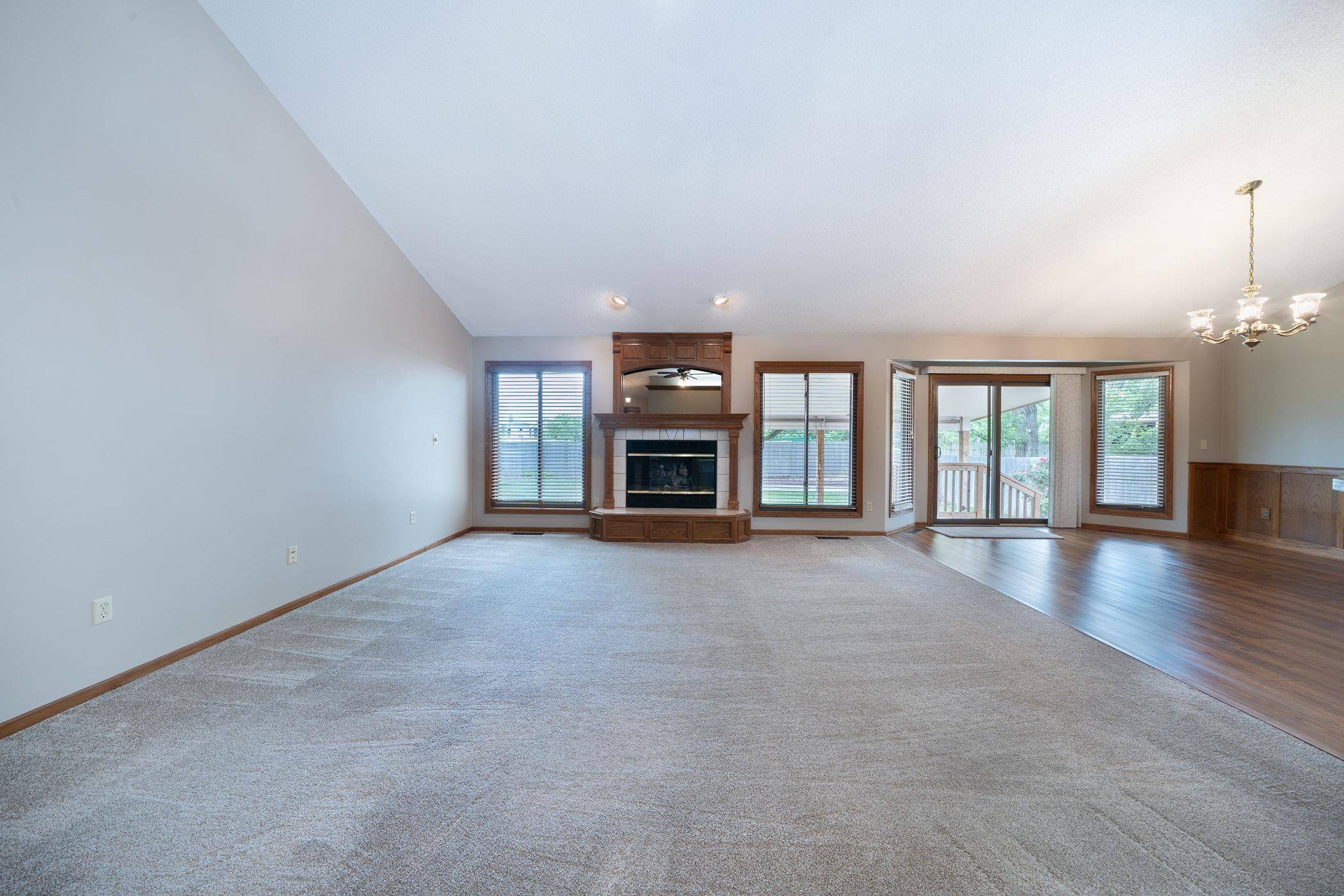 1607 N Woodridge Ct, Wichita, KS 67206