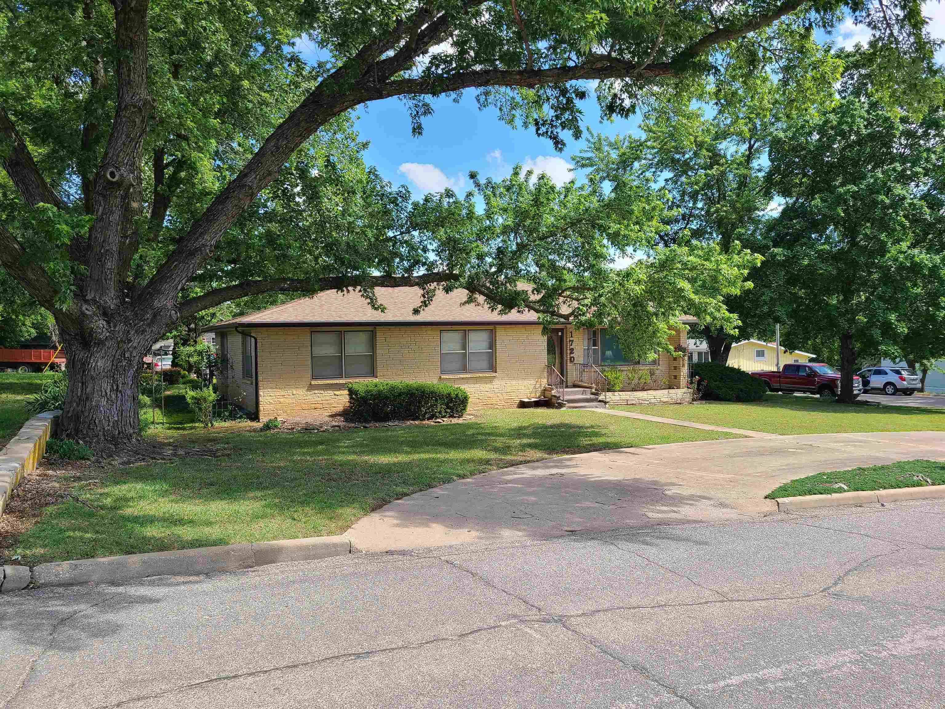 1720 Simpson, Winfield, KS 67156