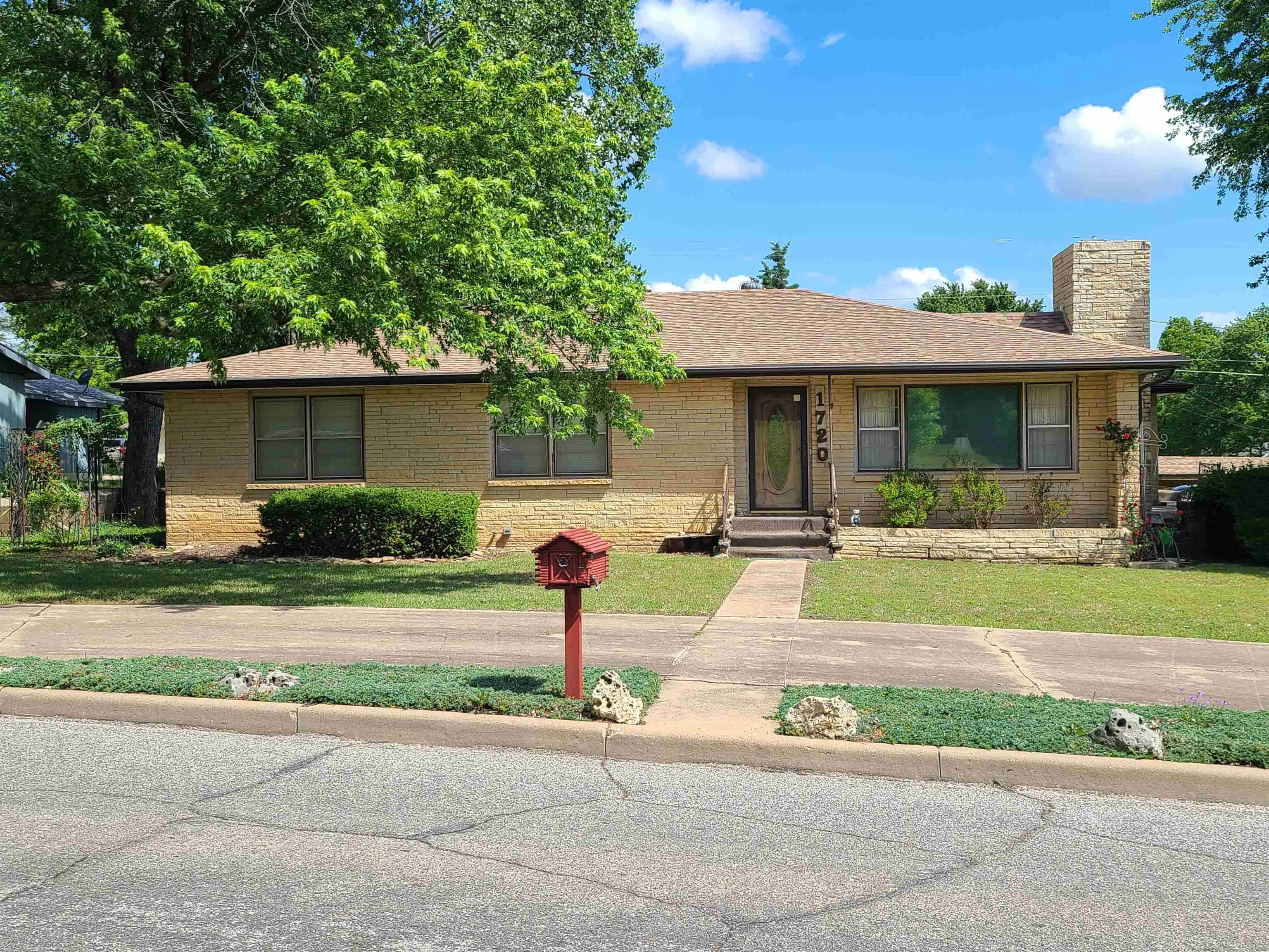 1720 Simpson, Winfield, KS 67156