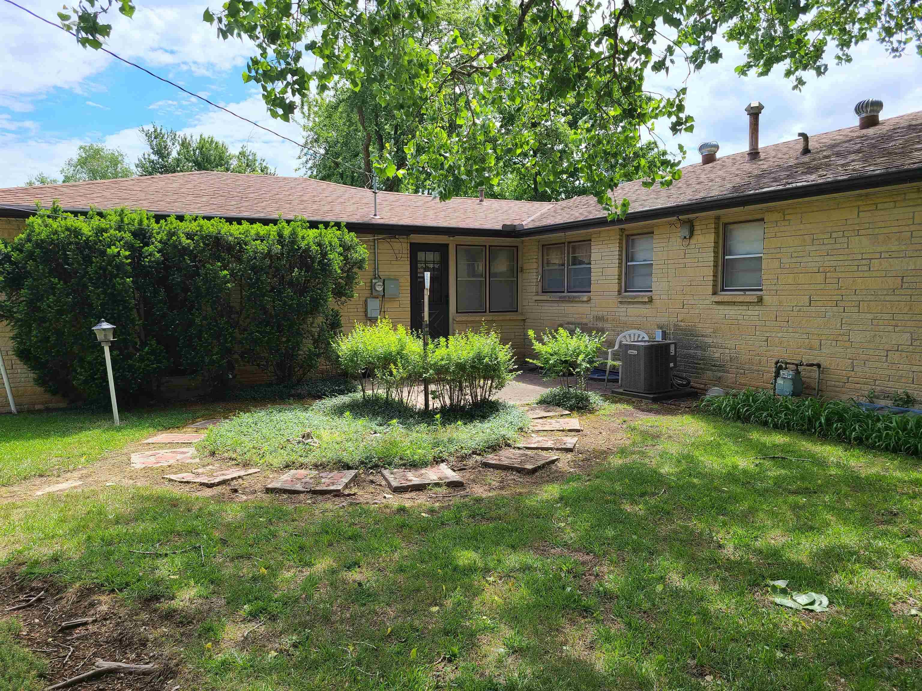 1720 Simpson, Winfield, KS 67156