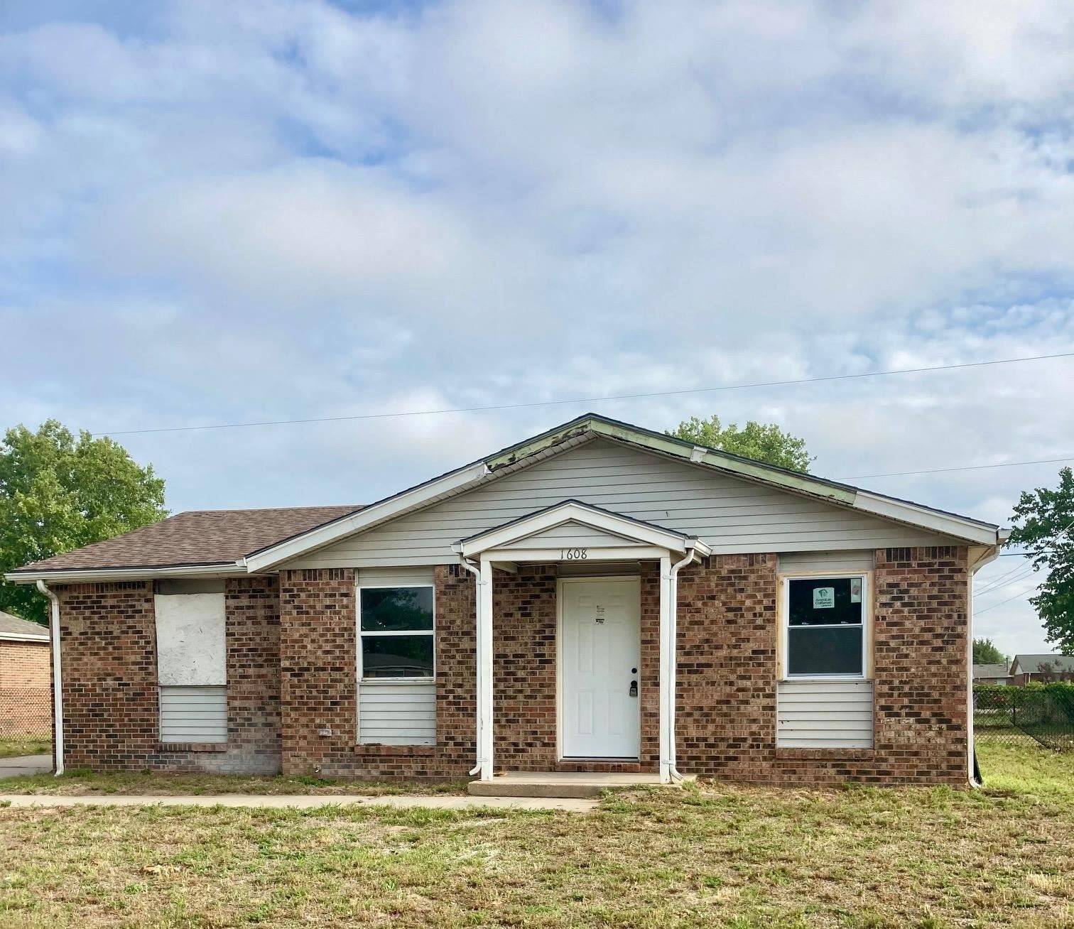 1608 E DelMar, Wichita, KS 67216