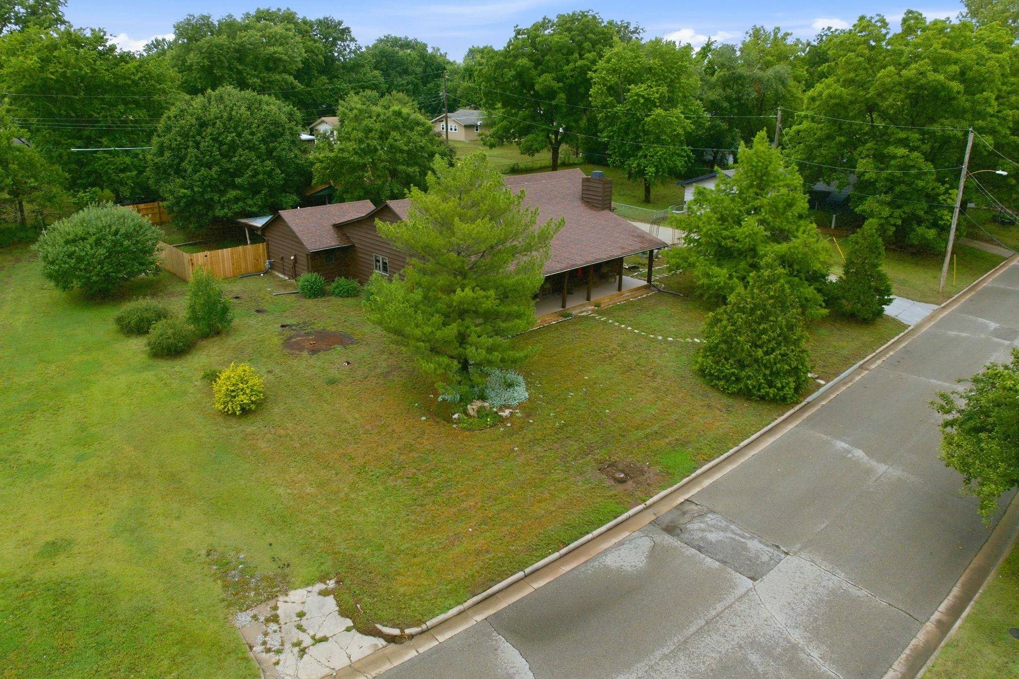 827 N Foulk Dr, Belle Plaine, KS 67013