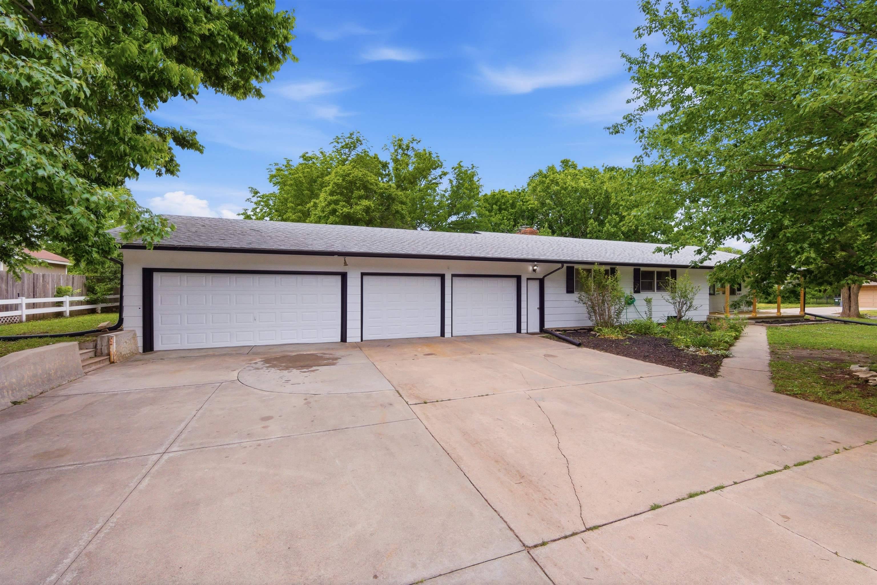 33 Regal Crescent, North Newton, KS 67117