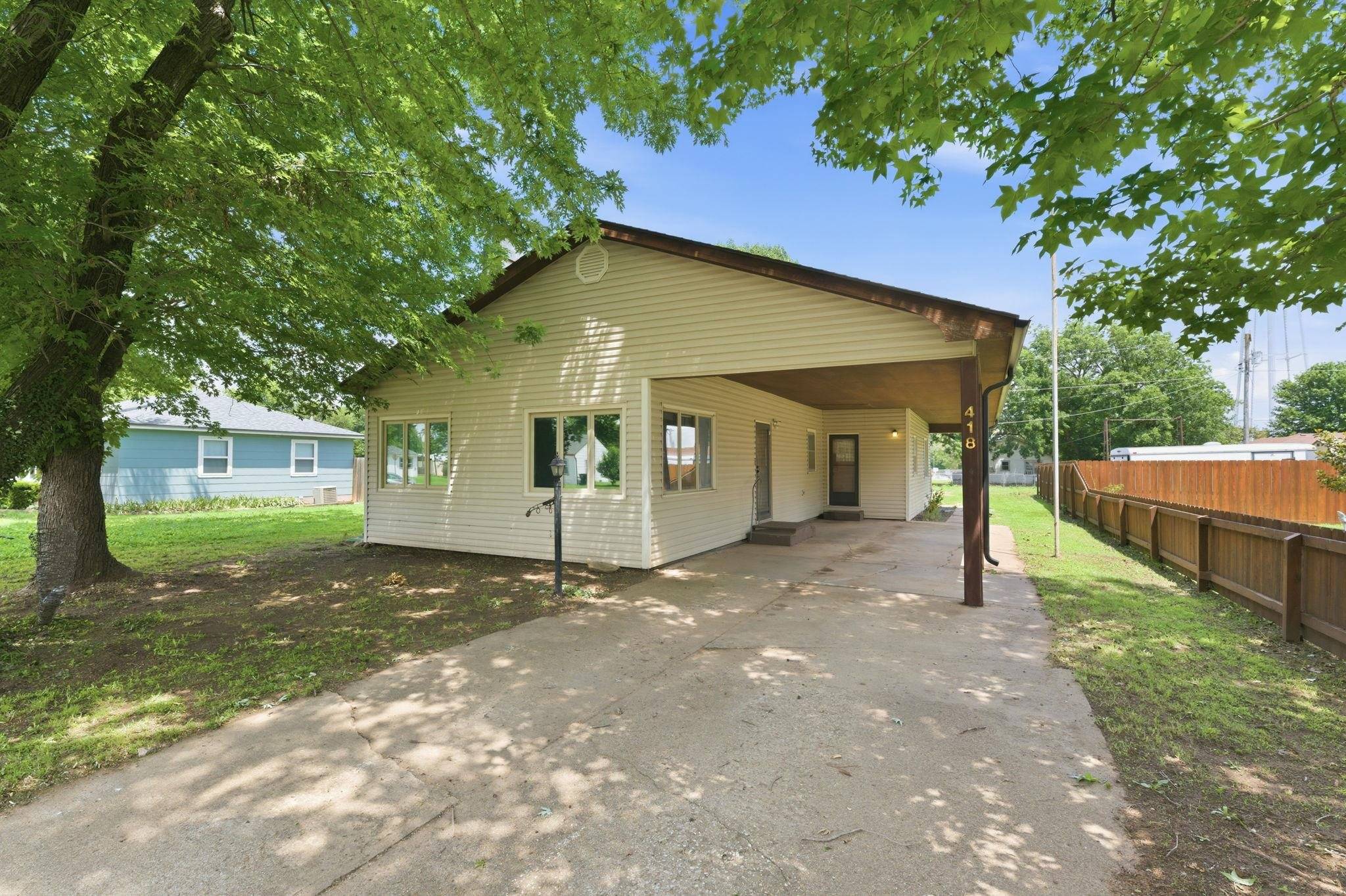 418 S Briarwood, Norwich, KS 67118