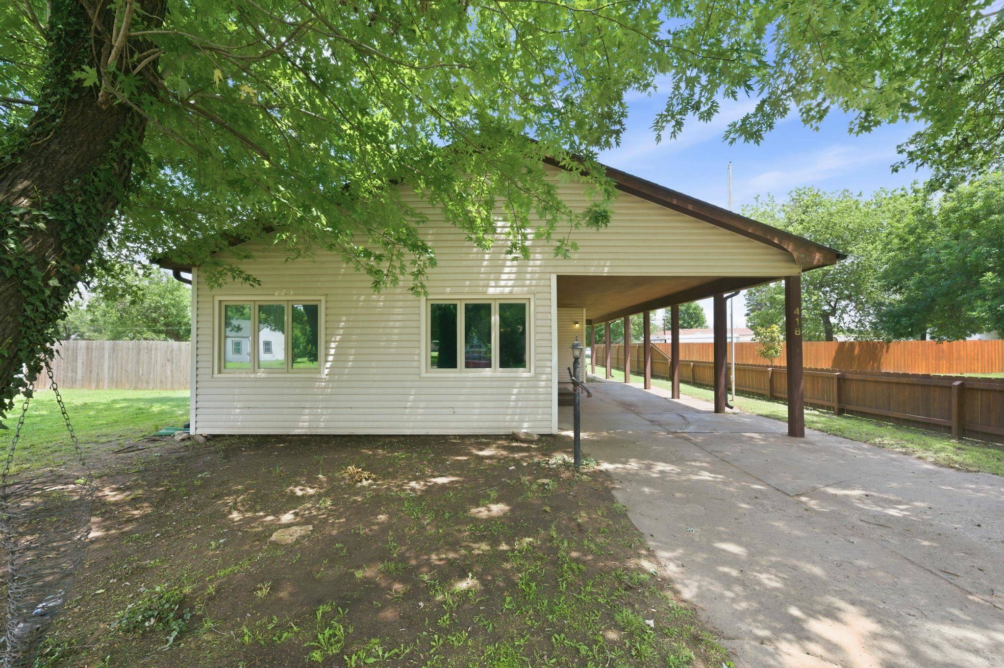 418 S Briarwood, Norwich, KS 67118