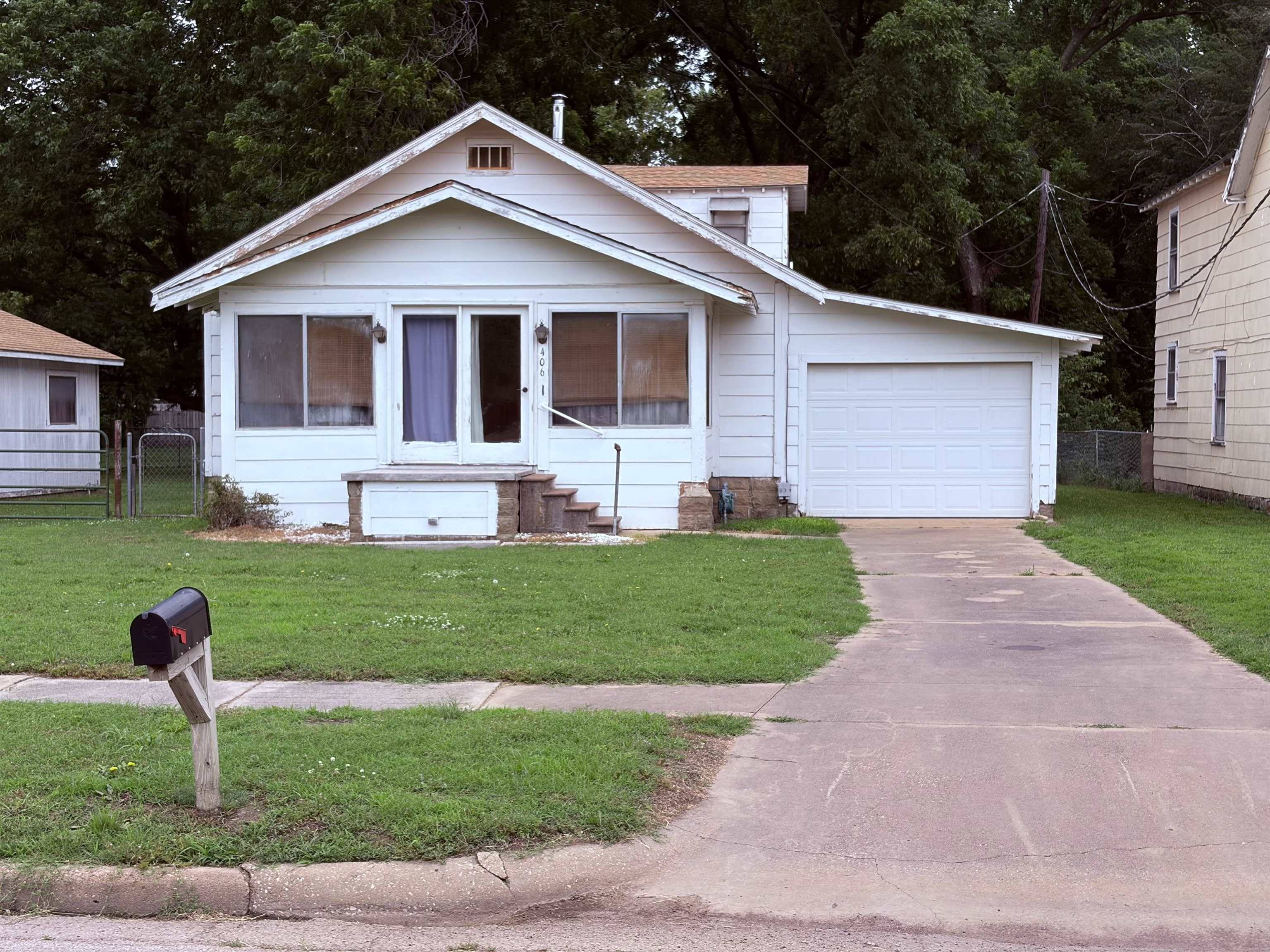 406 E 5th Ave, Winfield, KS 67156