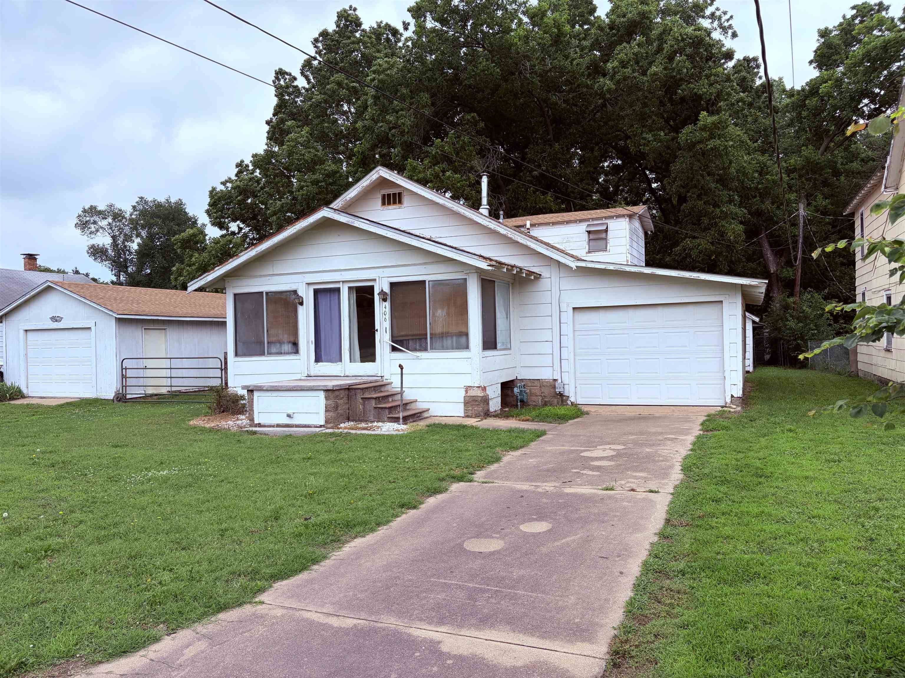 406 E 5th Ave, Winfield, KS 67156