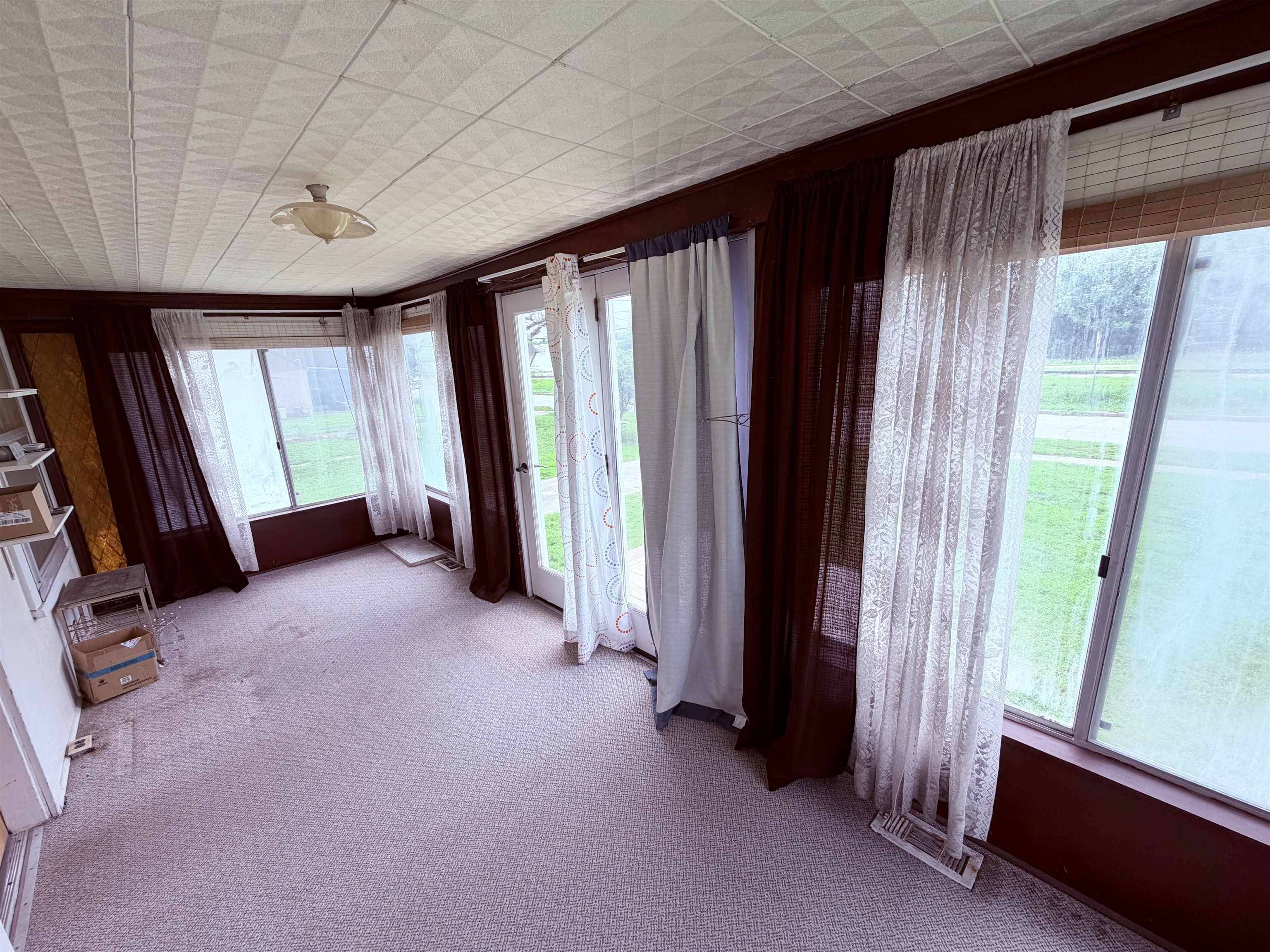 406 E 5th Ave, Winfield, KS 67156
