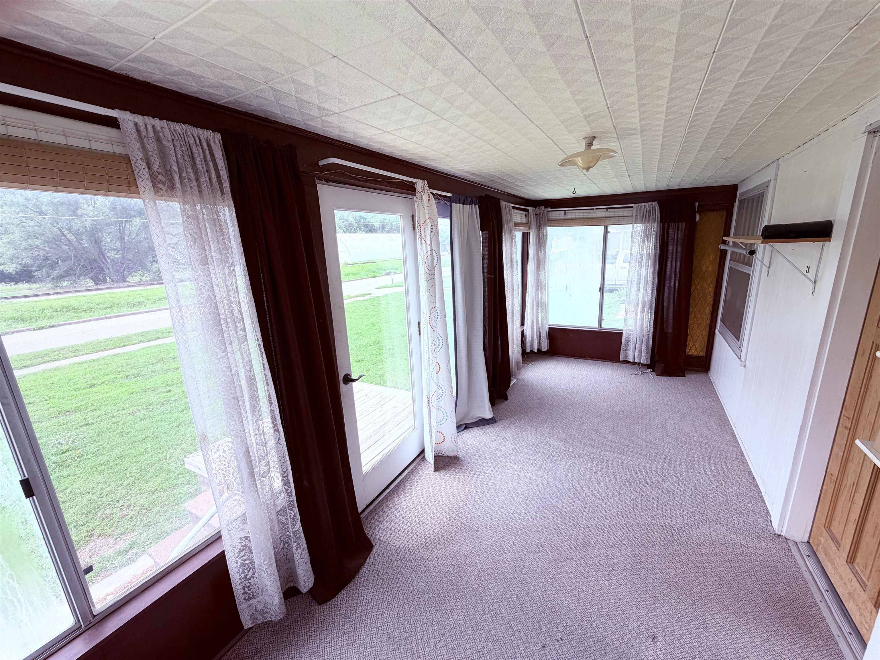 406 E 5th Ave, Winfield, KS 67156