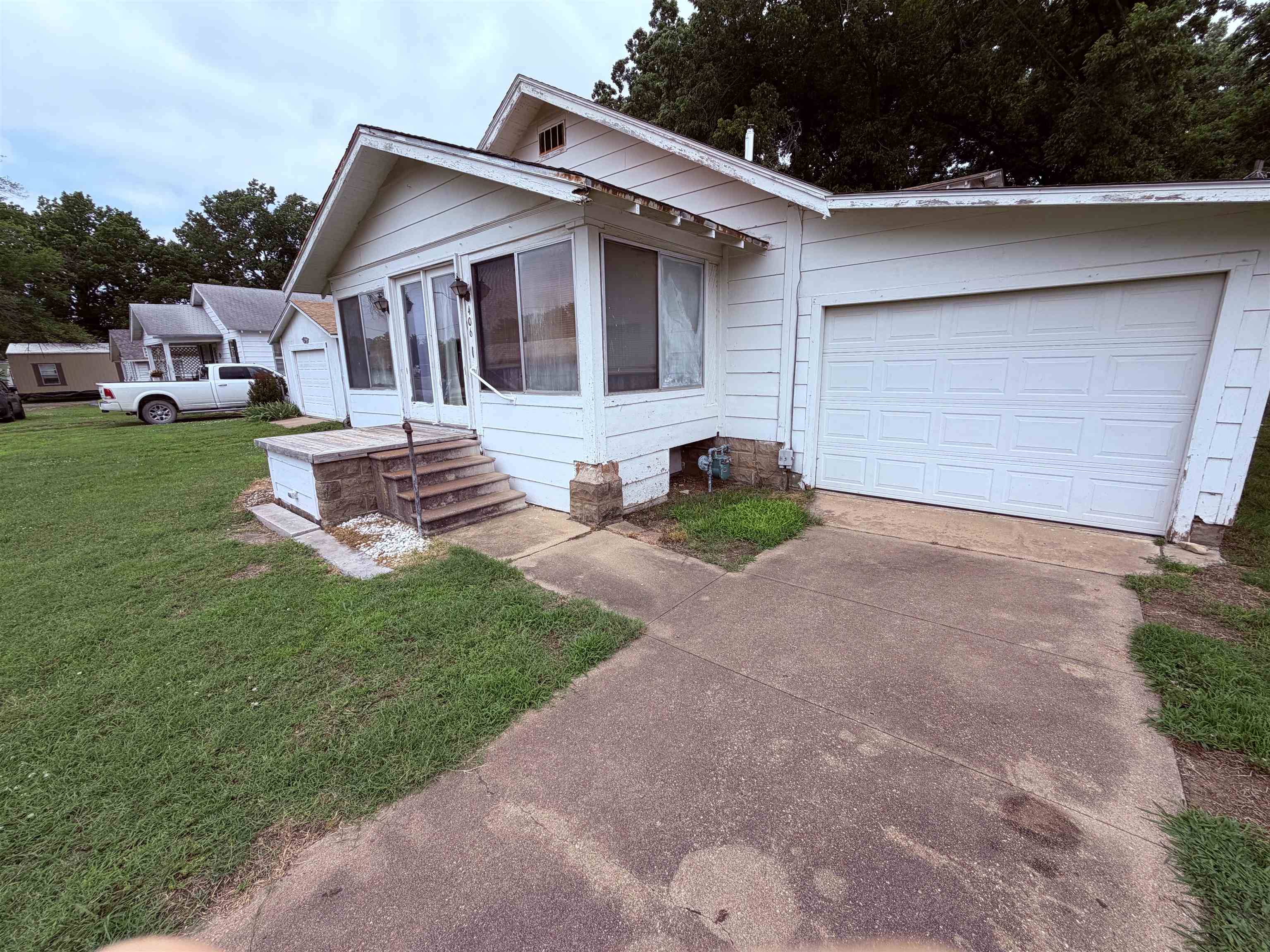 406 E 5th Ave, Winfield, KS 67156