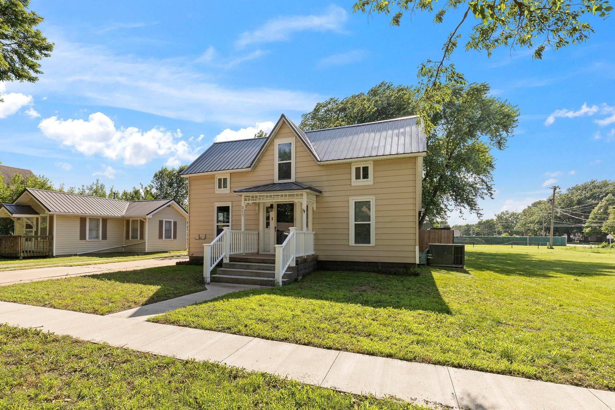 217 N Emporia St, Haven, KS 67543