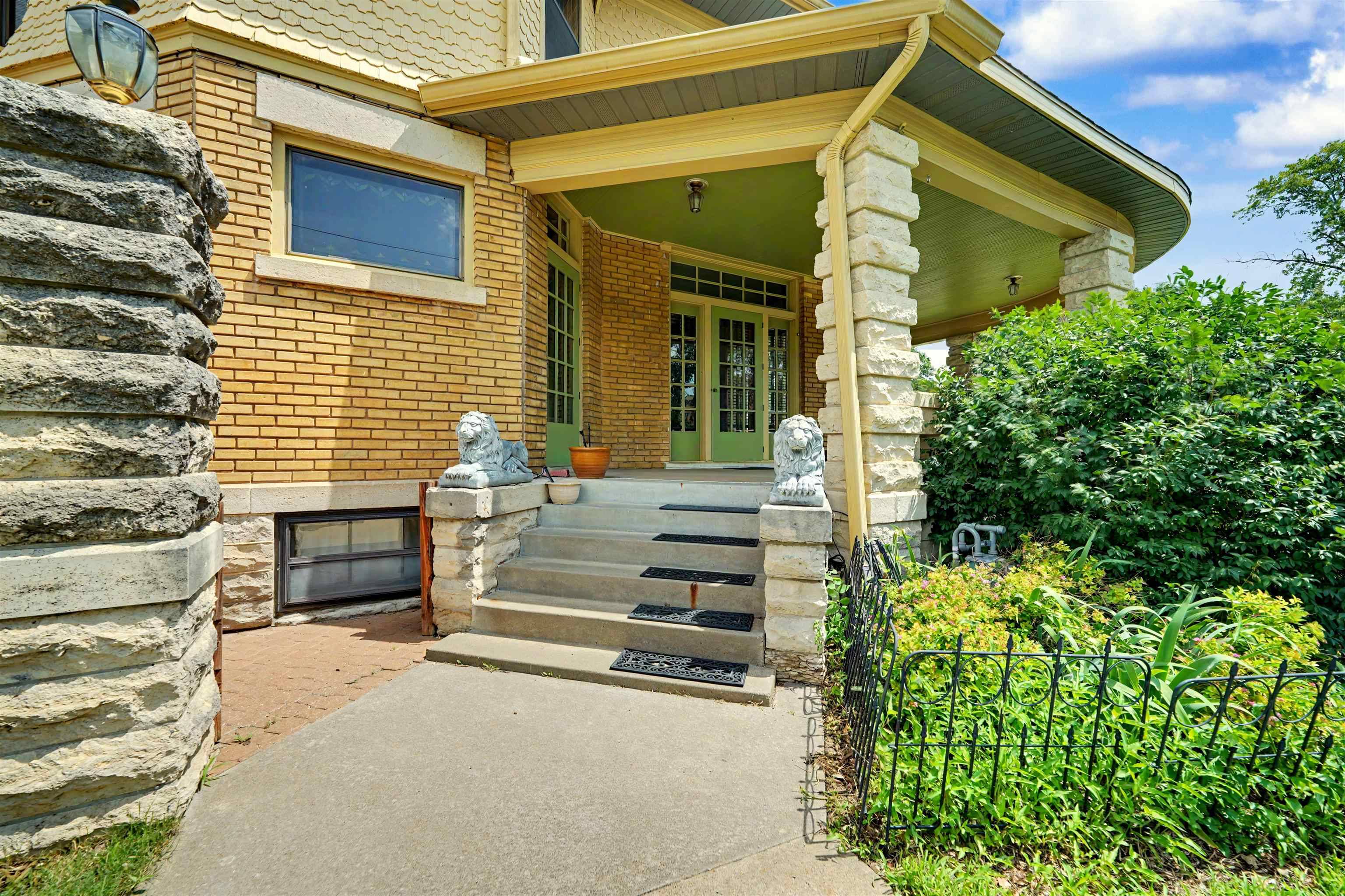 340 S 8th St, Salina, KS 67401