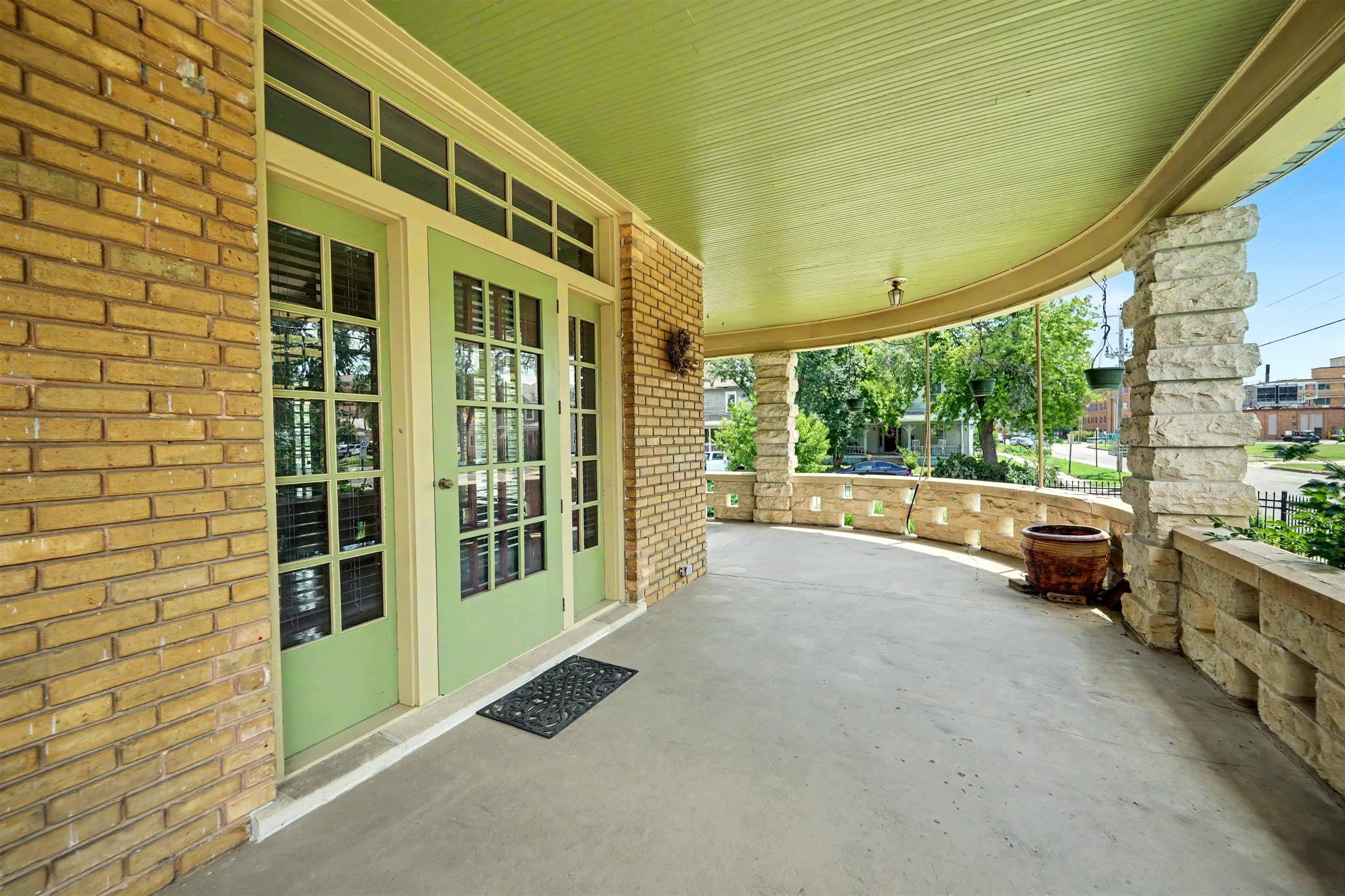 340 S 8th St, Salina, KS 67401