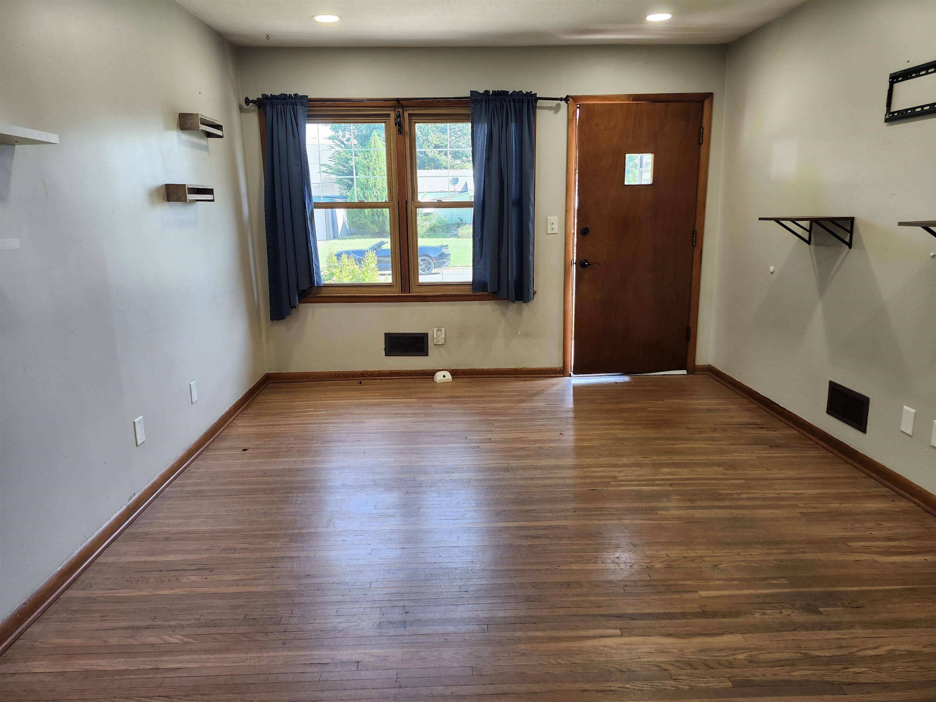 1407 E Crowley St, Wichita, KS 67216