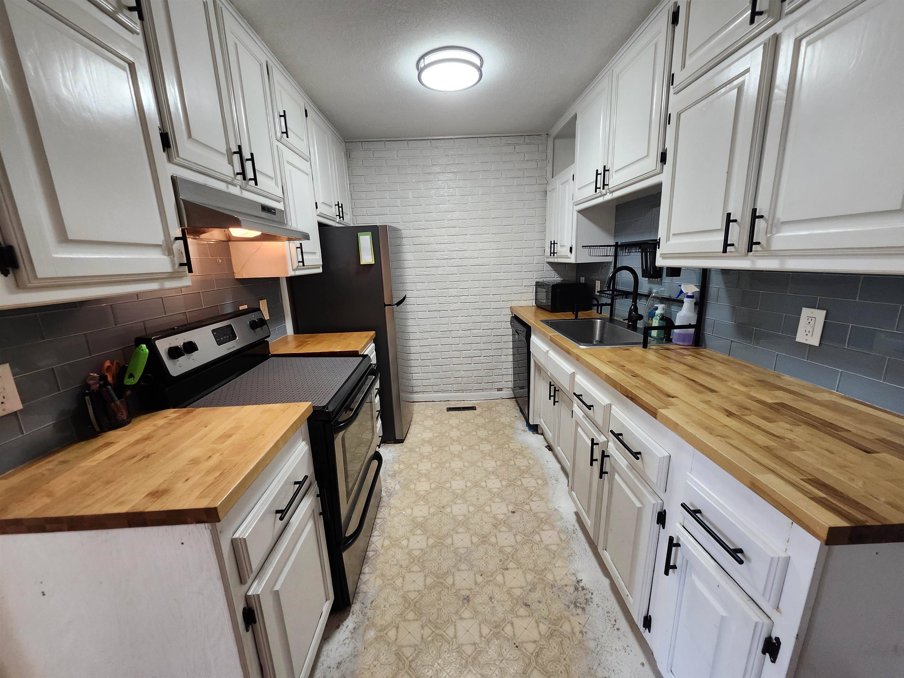 1407 E Crowley St, Wichita, KS 67216