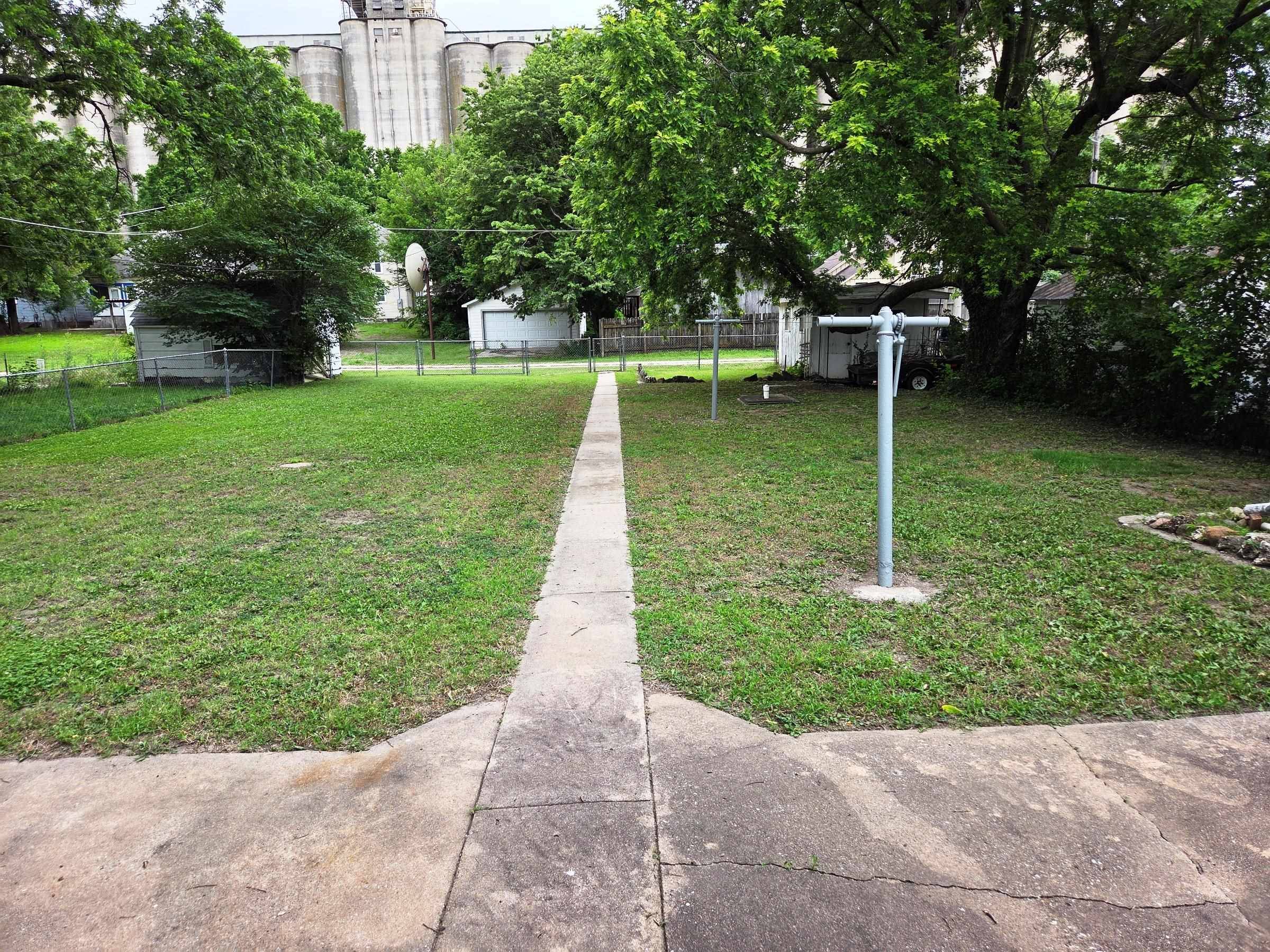 317 E 8th St, Newton, KS 67114
