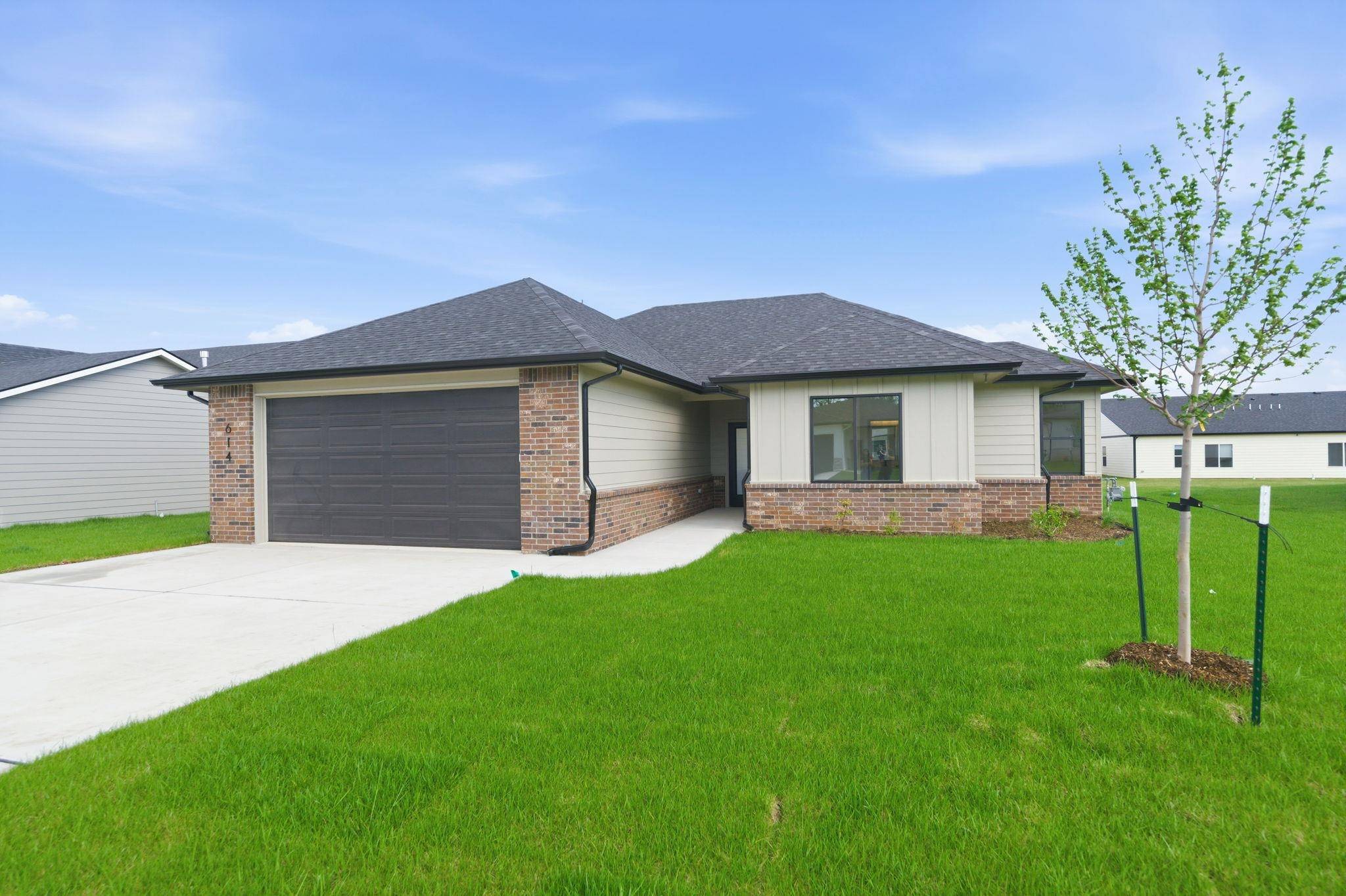 614 E Elmwood St, Park City, KS 67147-1124