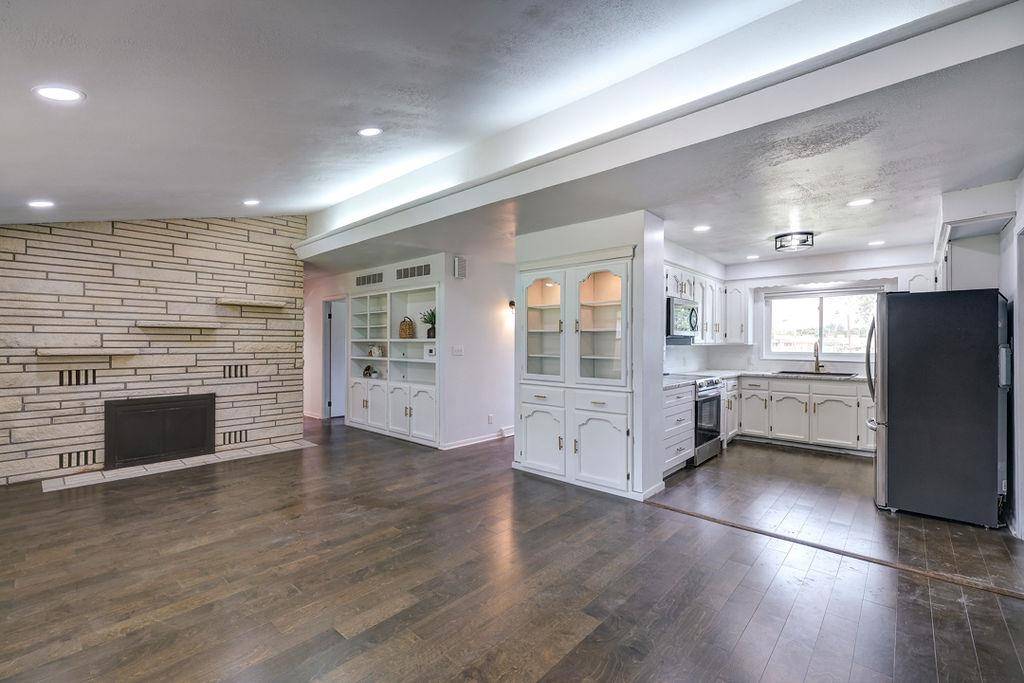 102 Highland Dr, Arkansas City, KS 67005