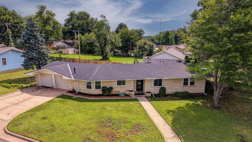 102 Highland Dr, Arkansas City, KS 67005
