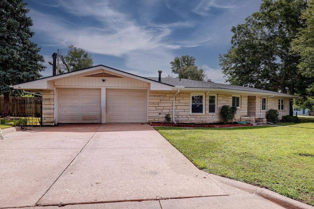 102 Highland Dr, Arkansas City, KS 67005