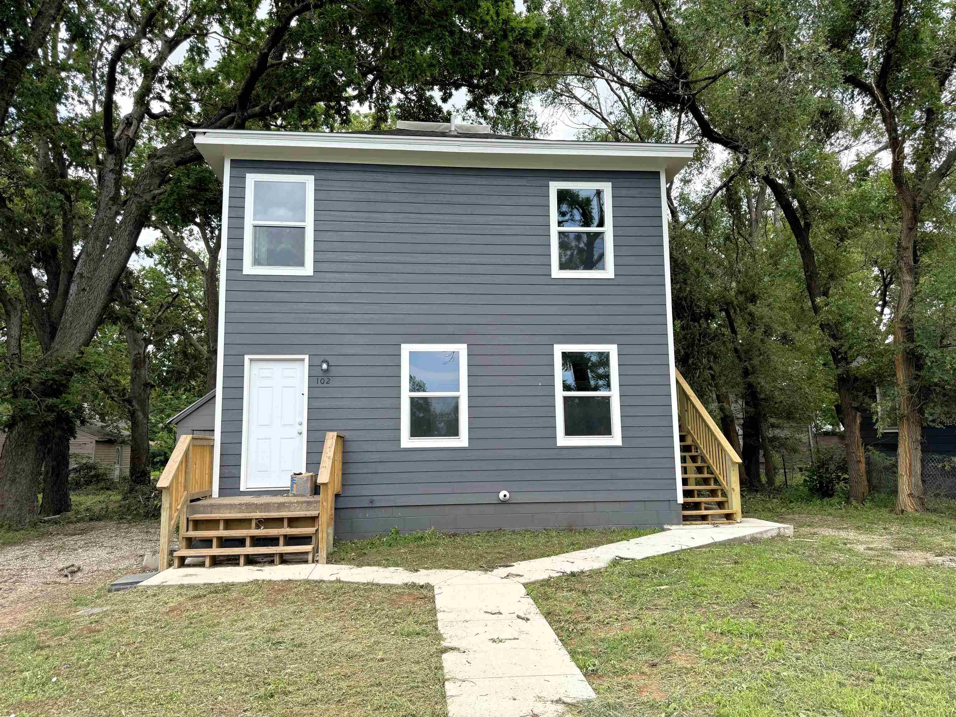 102 & 102 1/2 N West Pl, Salina, KS 67401