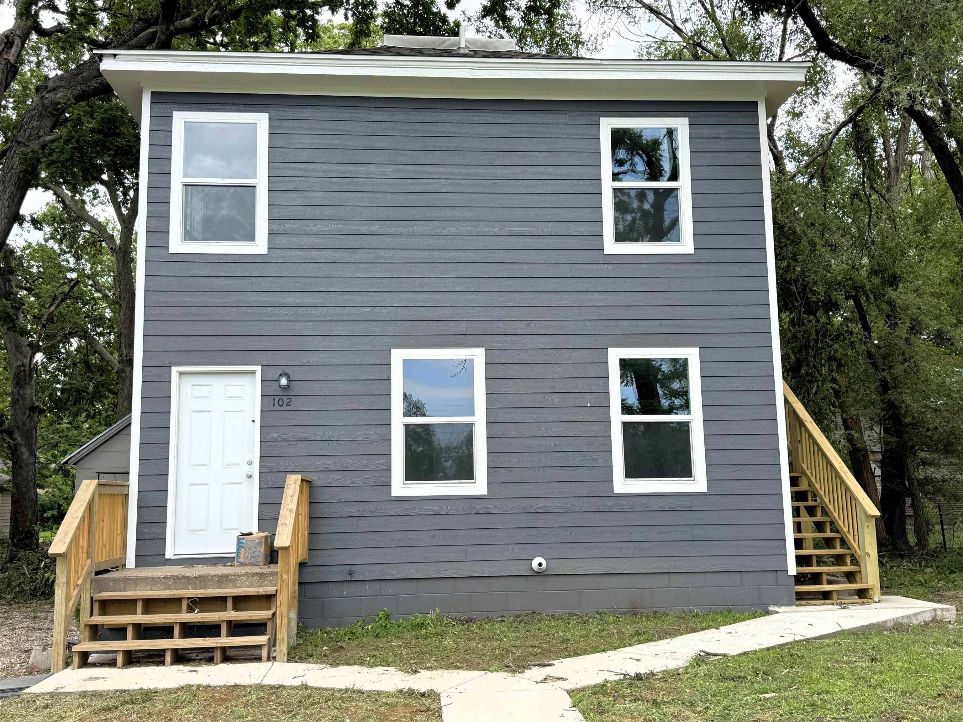 102 & 102 1/2 N West Pl, Salina, KS 67401