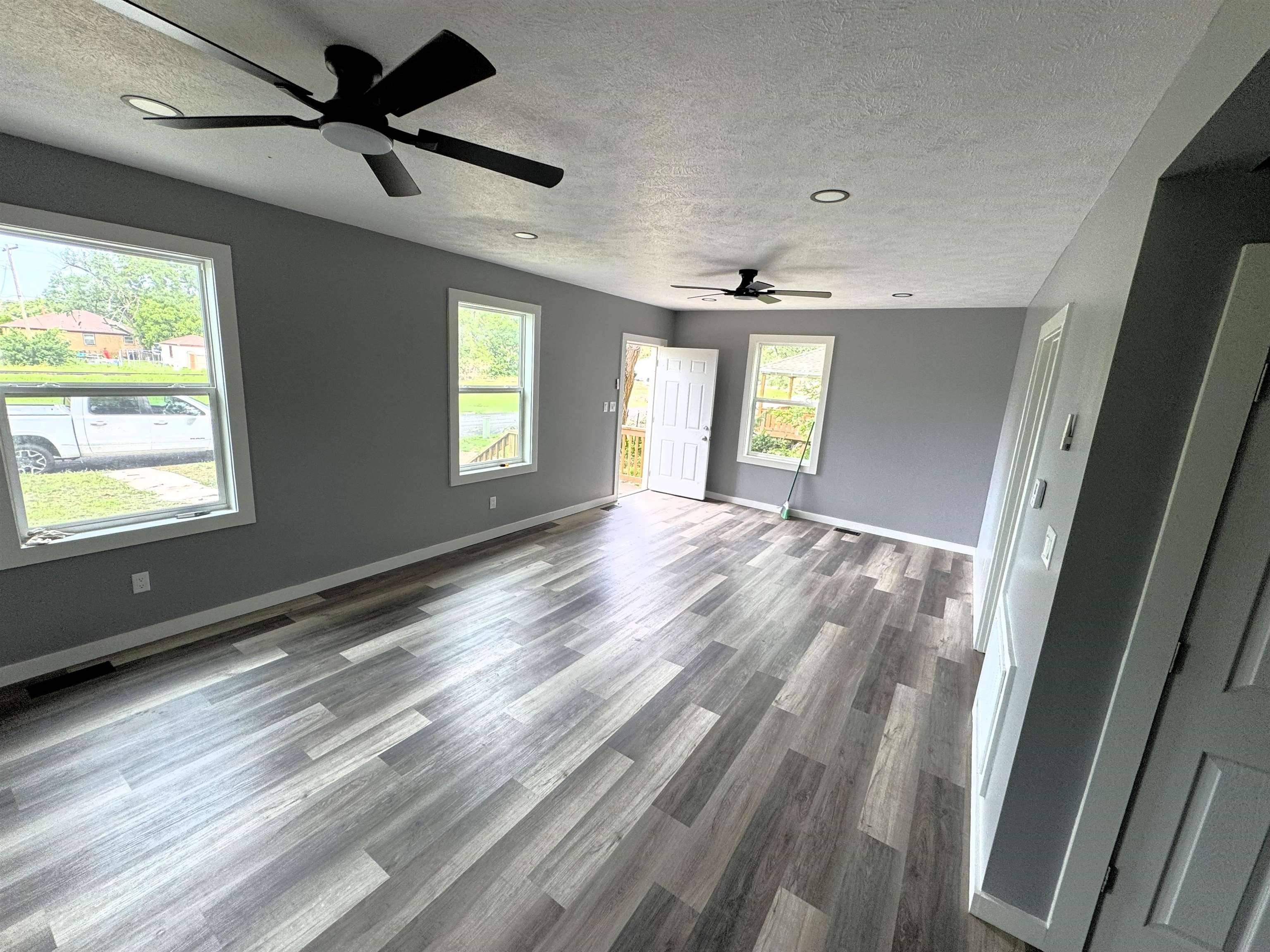 102 & 102 1/2 N West Pl, Salina, KS 67401