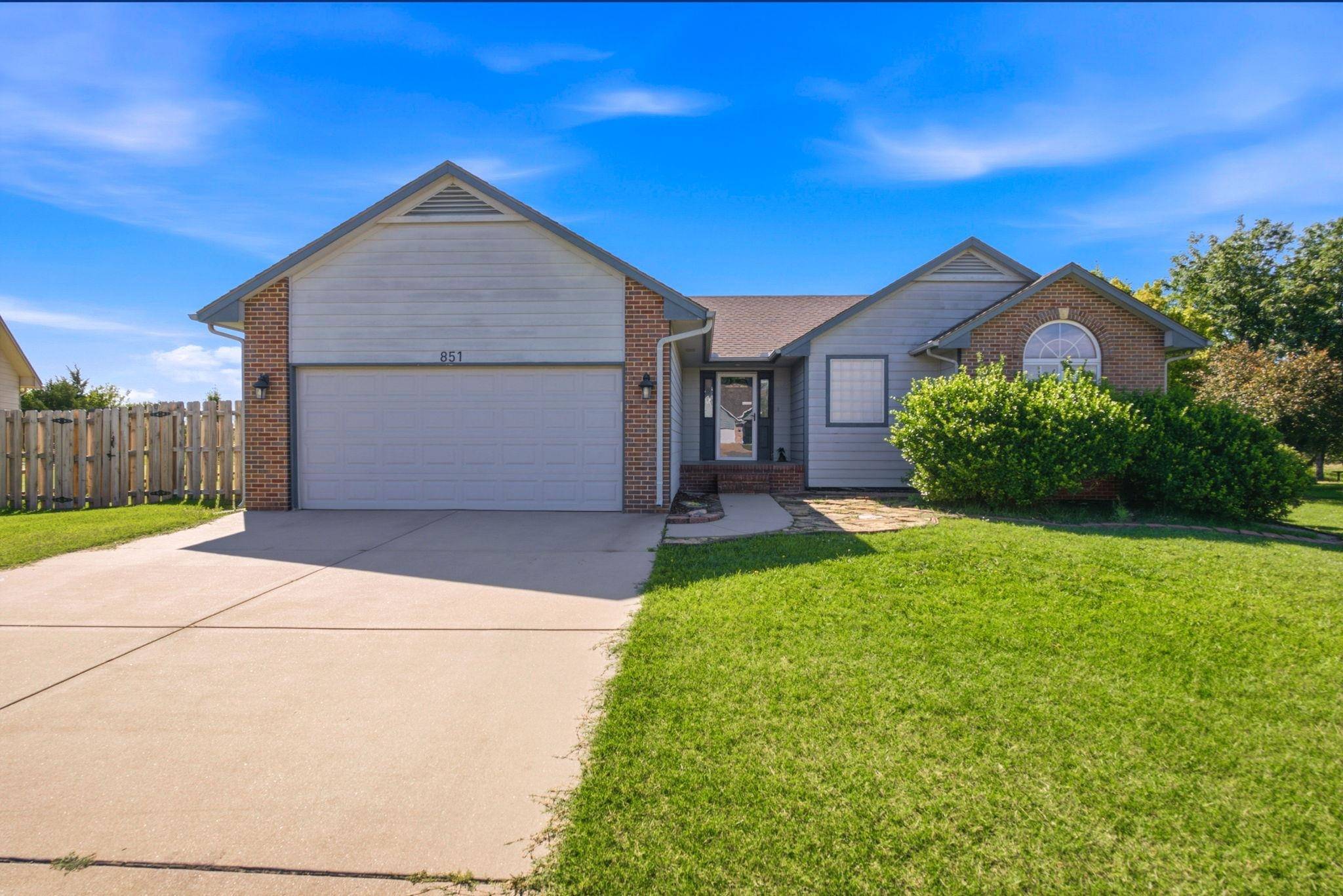 851 Meadowlark Ln, Newton, KS 67114