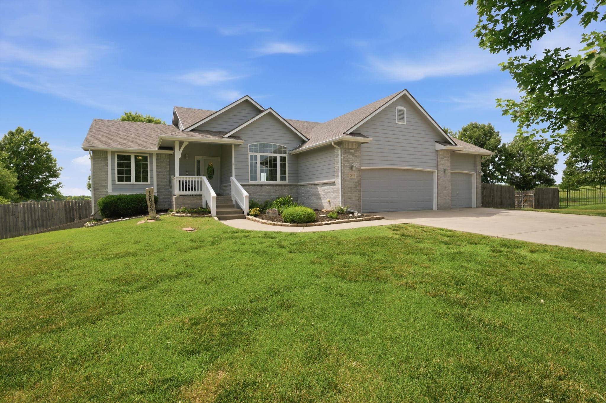 201 N Tanner Trail Ct, Valley Center, KS 67147