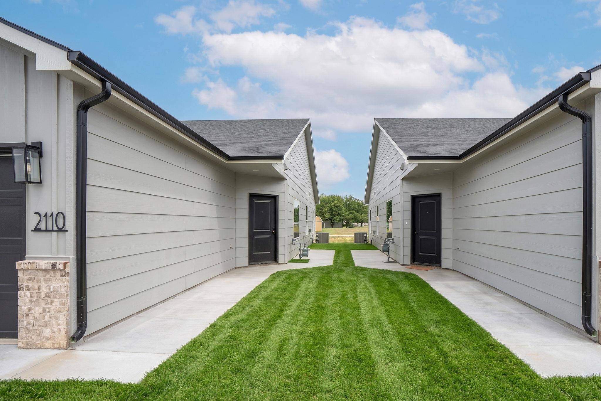 2108-2110 E Plaza Court, Haysville, KS 67060