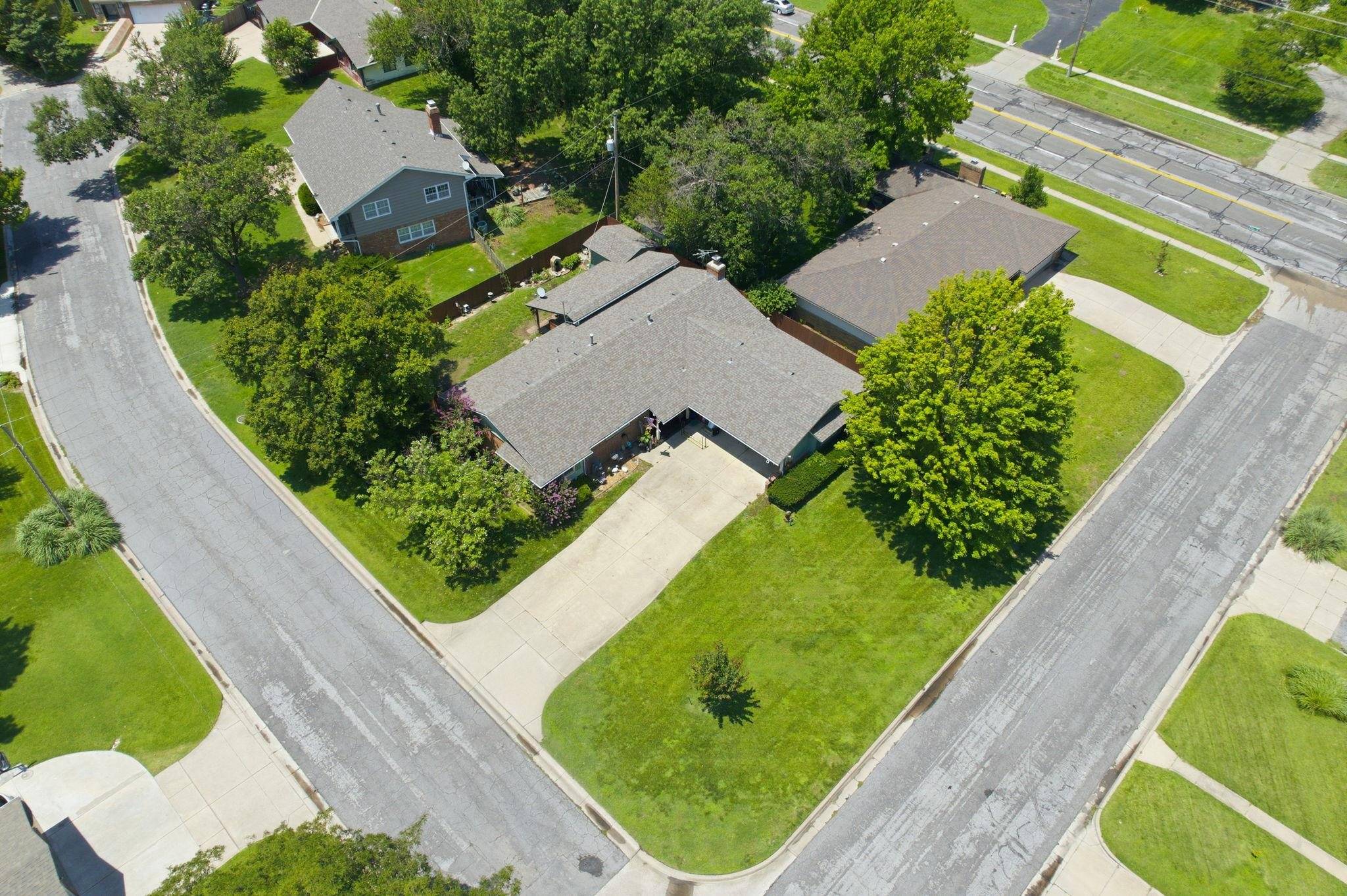 3075 W River Park Dr, Wichita, KS 67203-2080